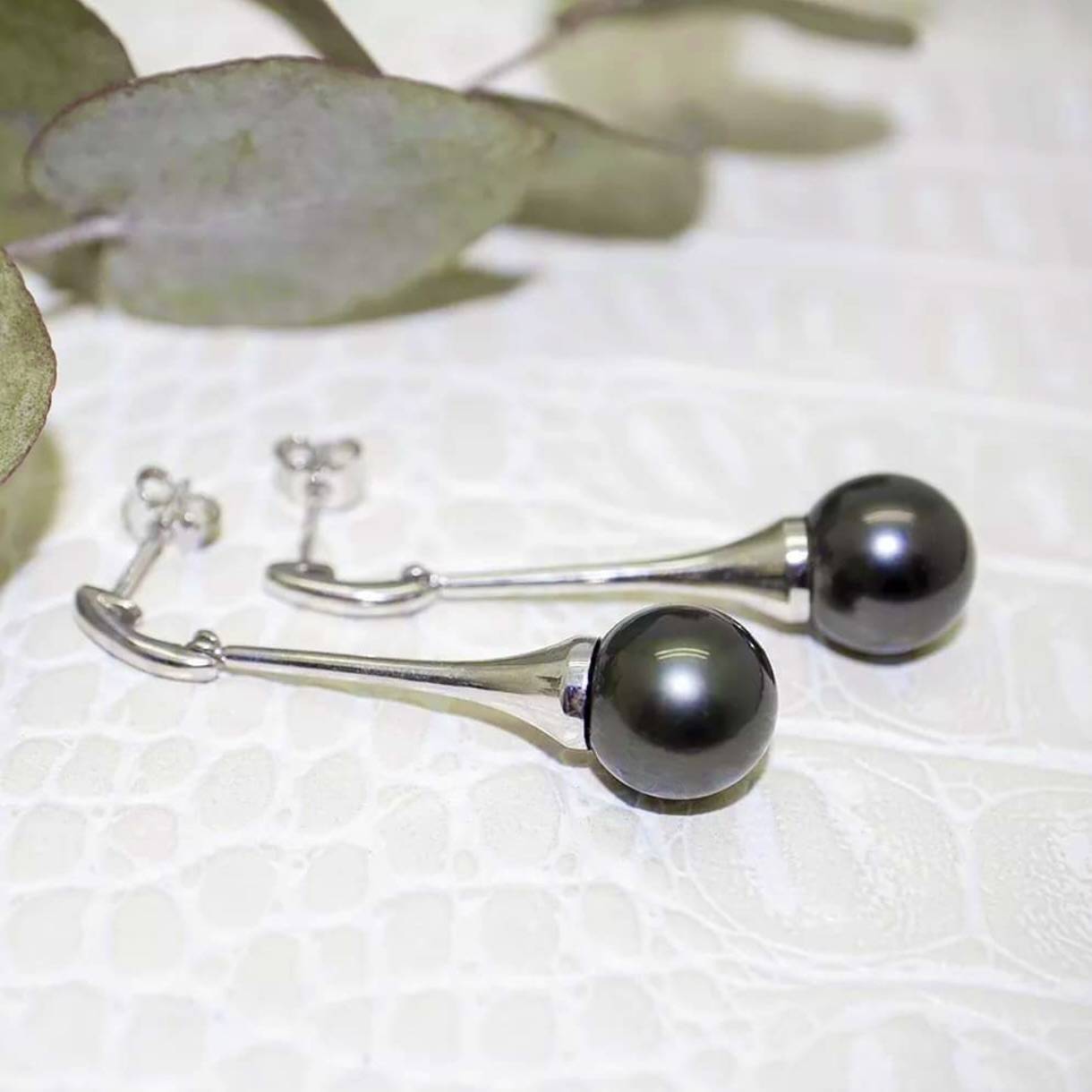 Boucles d'oreilles en or gris et perles de Tahiti