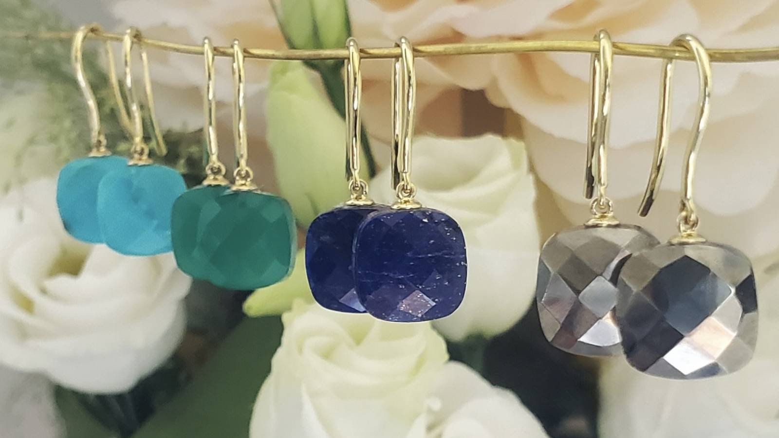 Boucles d'oreilles en or jaune pierres fines colorées