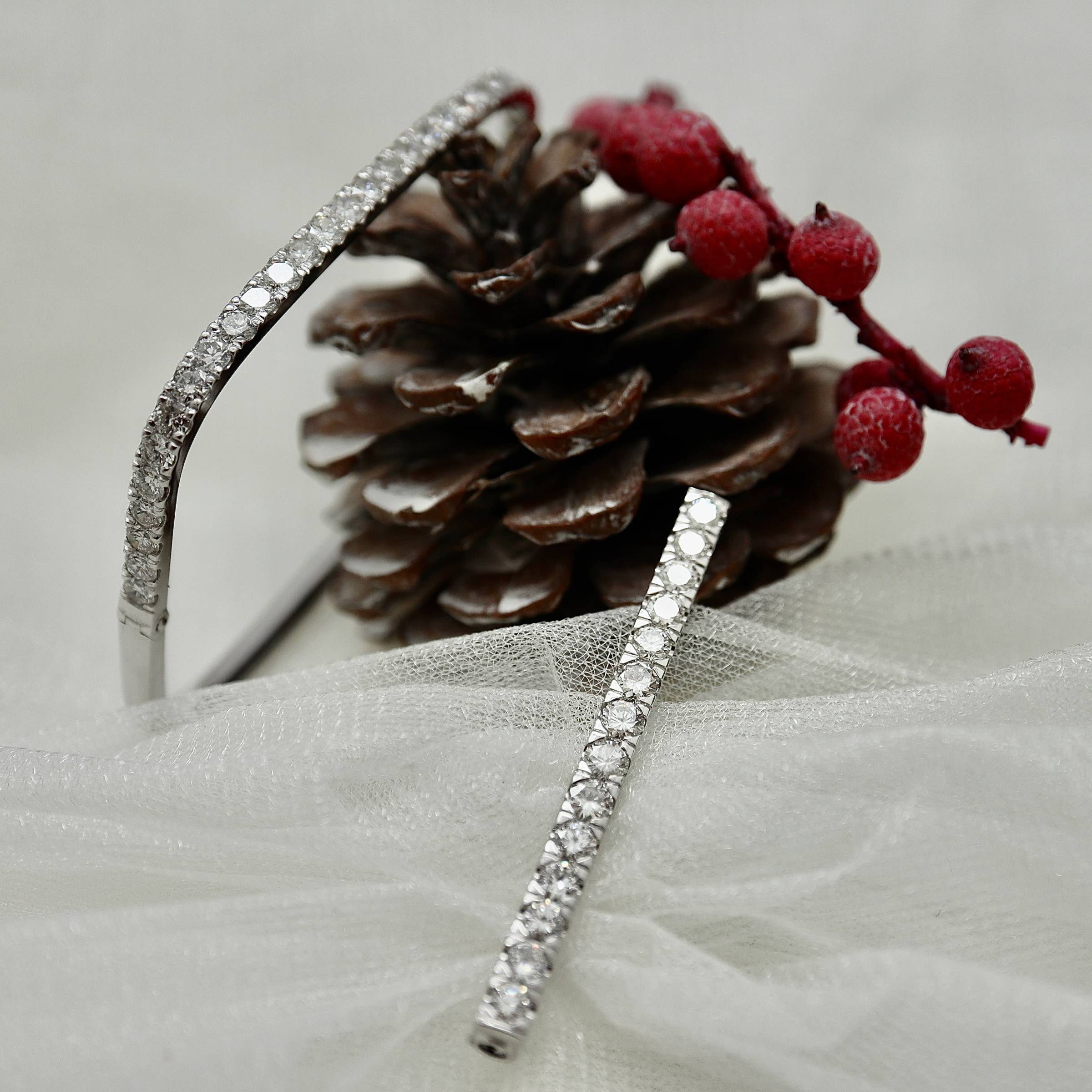 Bracelet et broche en or blanc et diamants