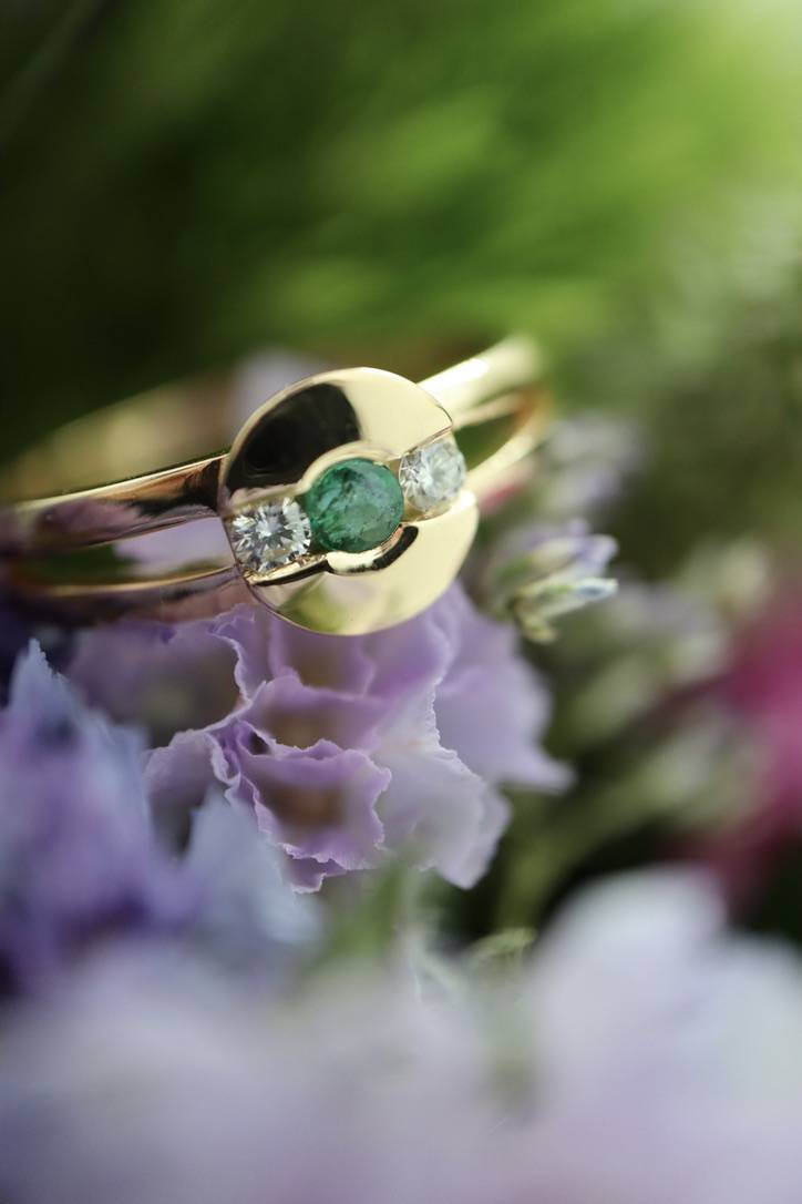 Bague or jaune corps ajouré émeraude et diamants