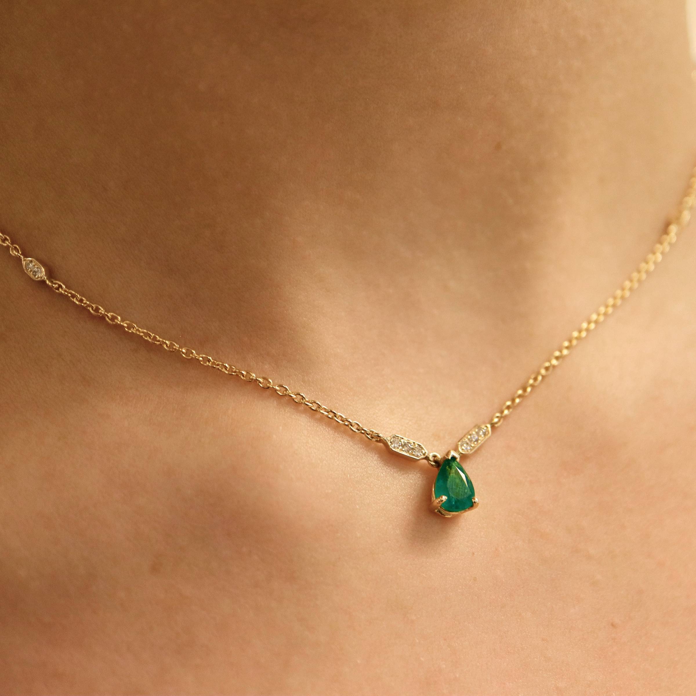 Collier sur mesure goutte émeraude et diamants Le Bouscat