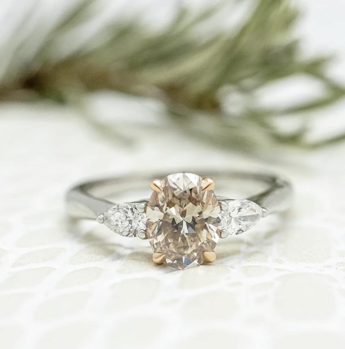 bagues de fiançailles or blanc diamant brun