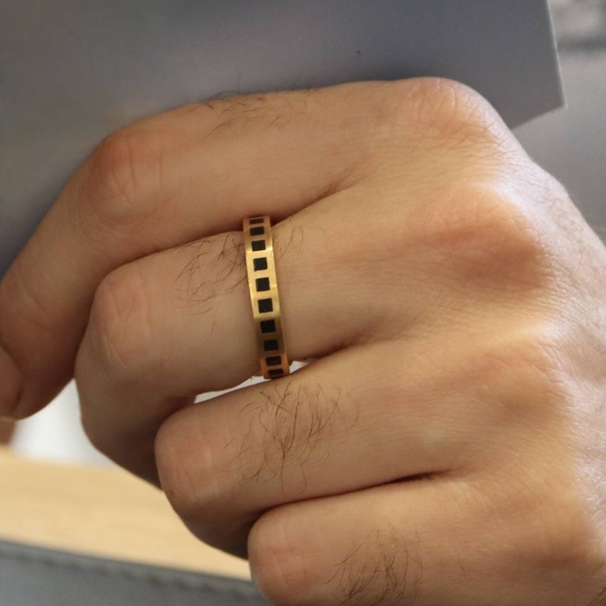 Bague or et ébène, l'accord parfait