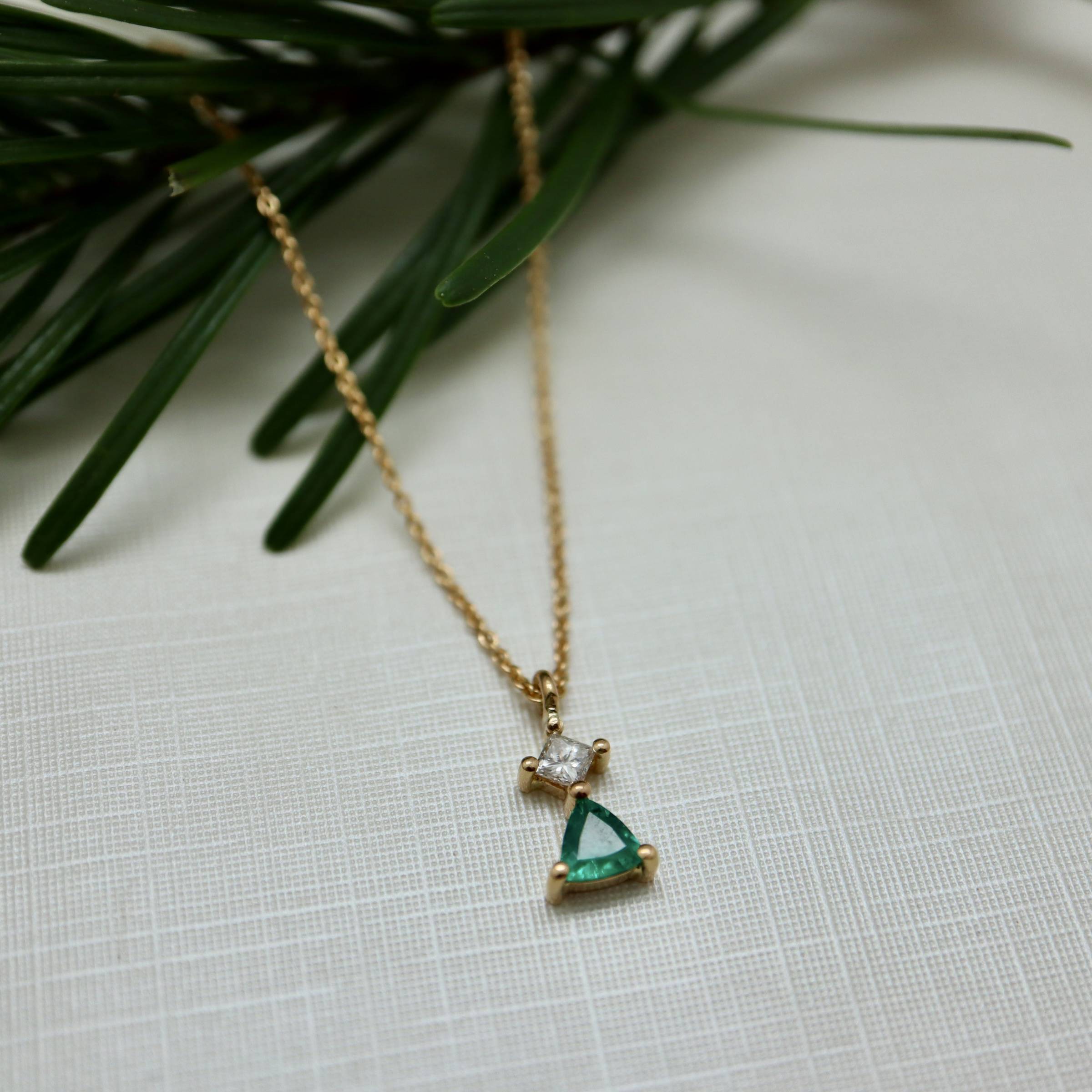 Collier en or jaune 18k diamant et émeraude