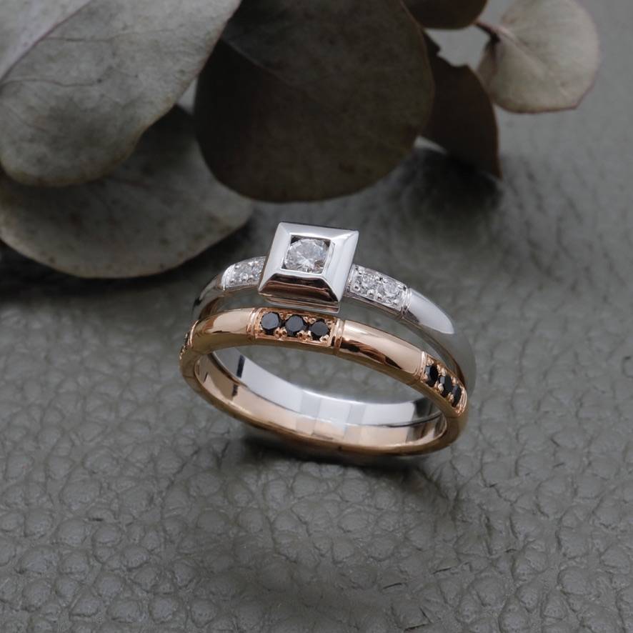 Alliance et bague de fiançailles sur-mesure or blanc et rose diamants blancs et noirs