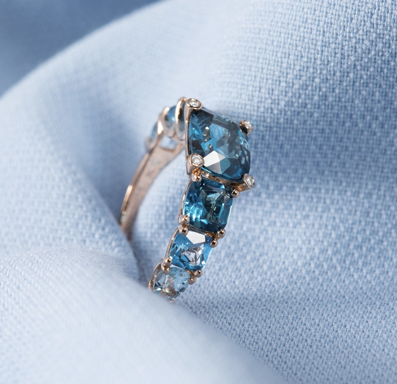 Bague or rose 18 carats topazes bleues diamants 