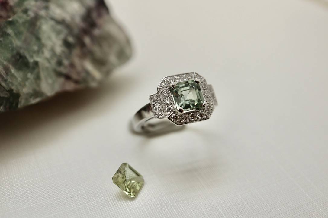 Bague de fiançailles or blanc saphir vert et diamants