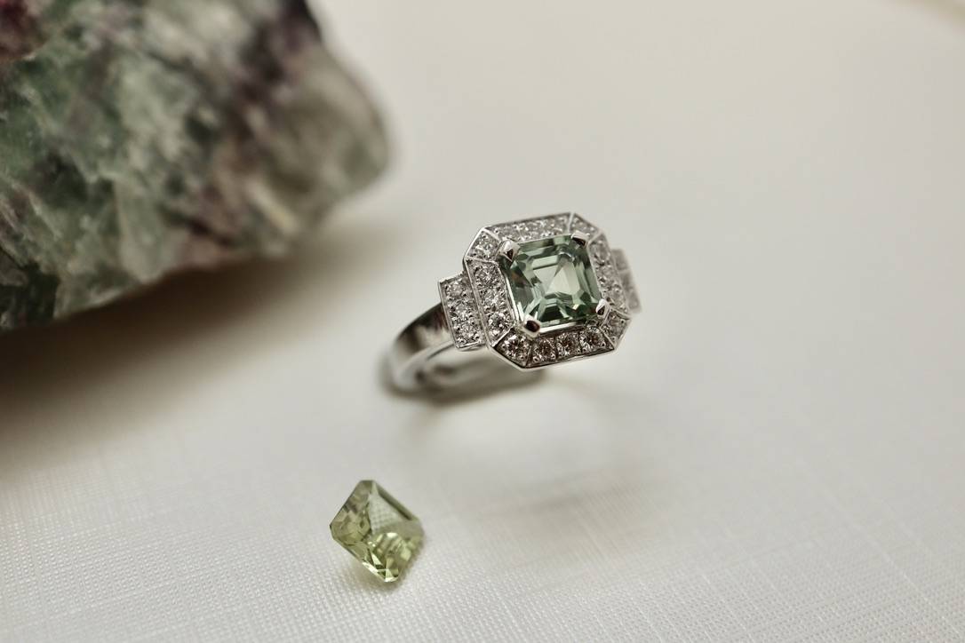 Bague de fiançailles or blanc saphir vert et diamants