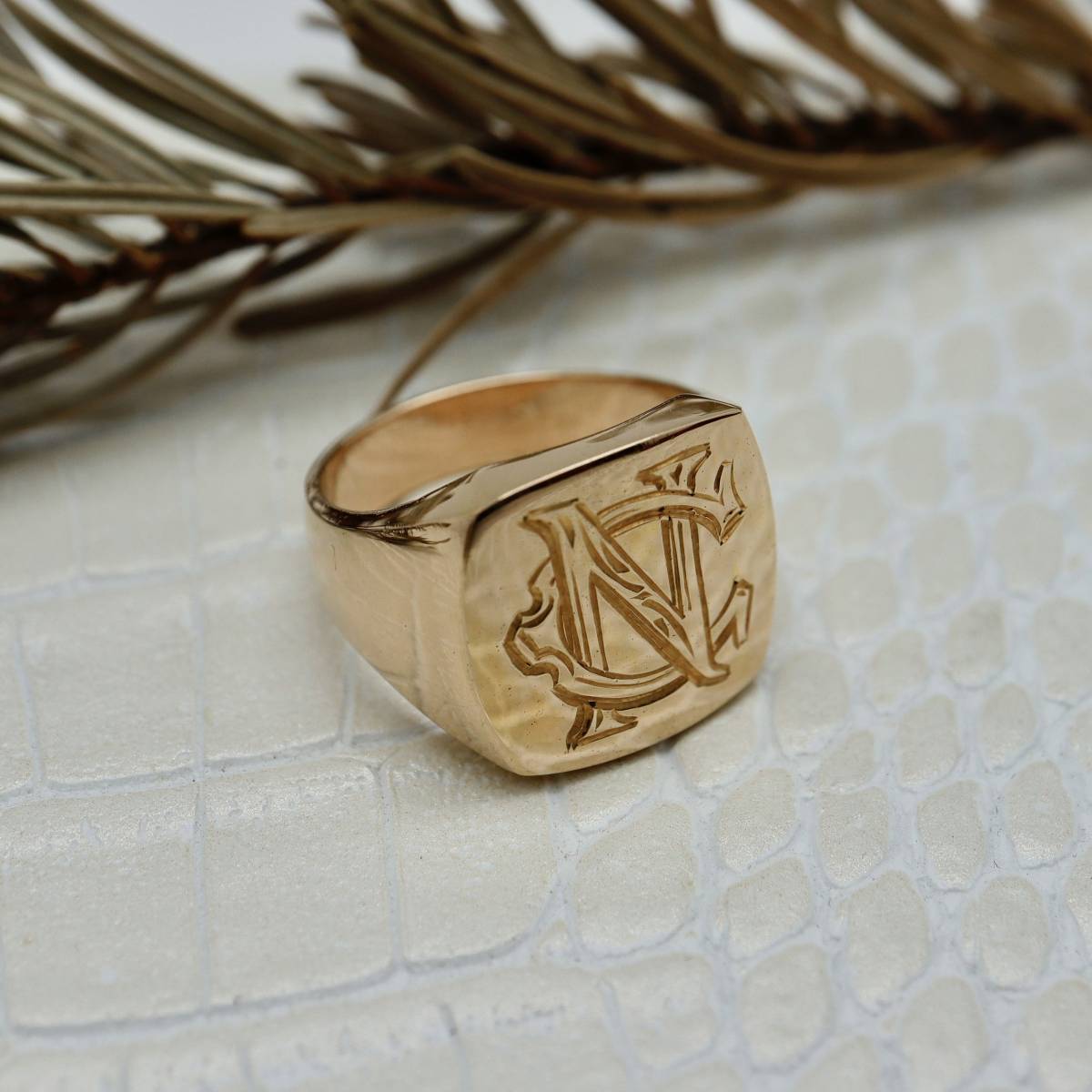 Chevalière or homme avec initiales Bordeaux