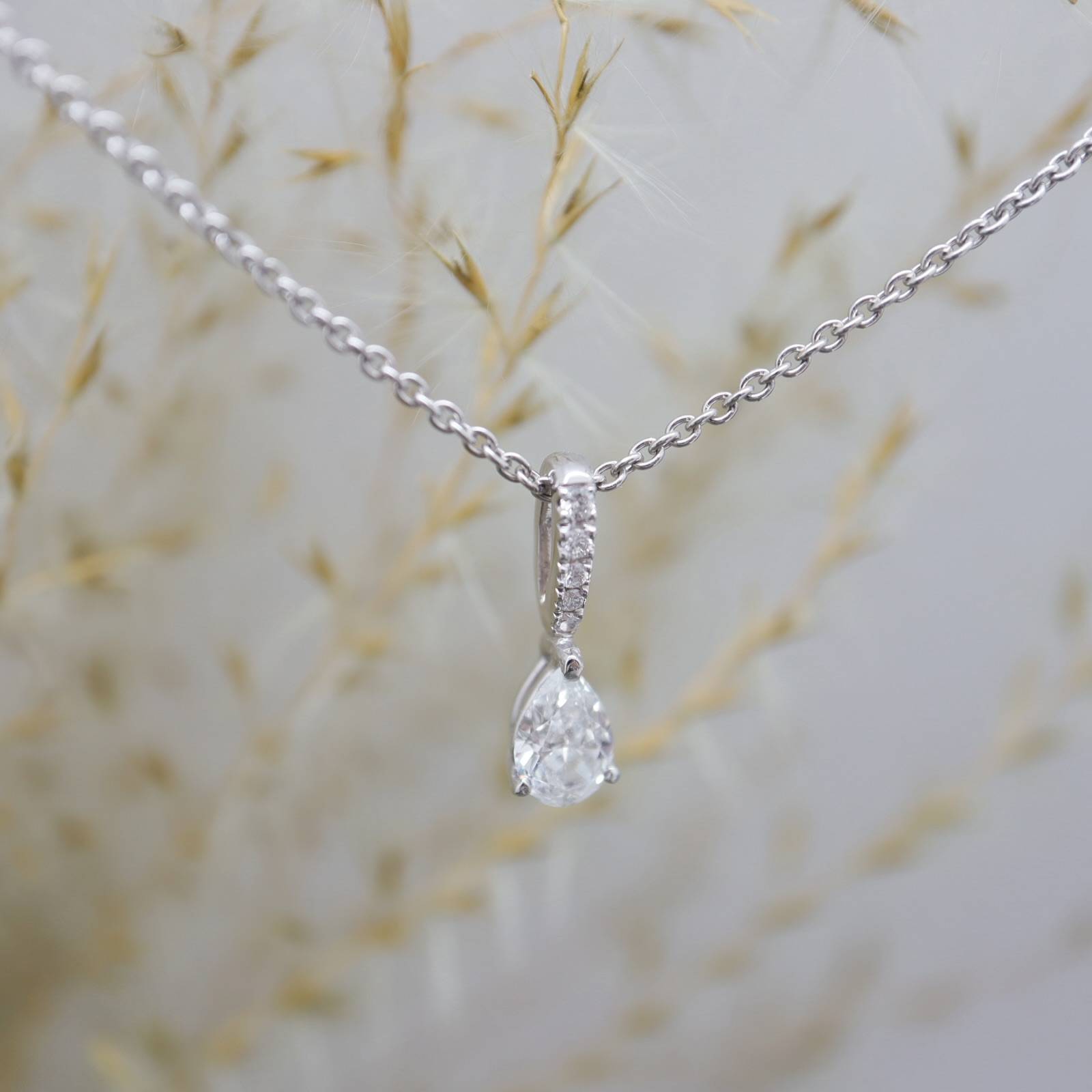 Collier en or blanc 18k diamant taille poire
