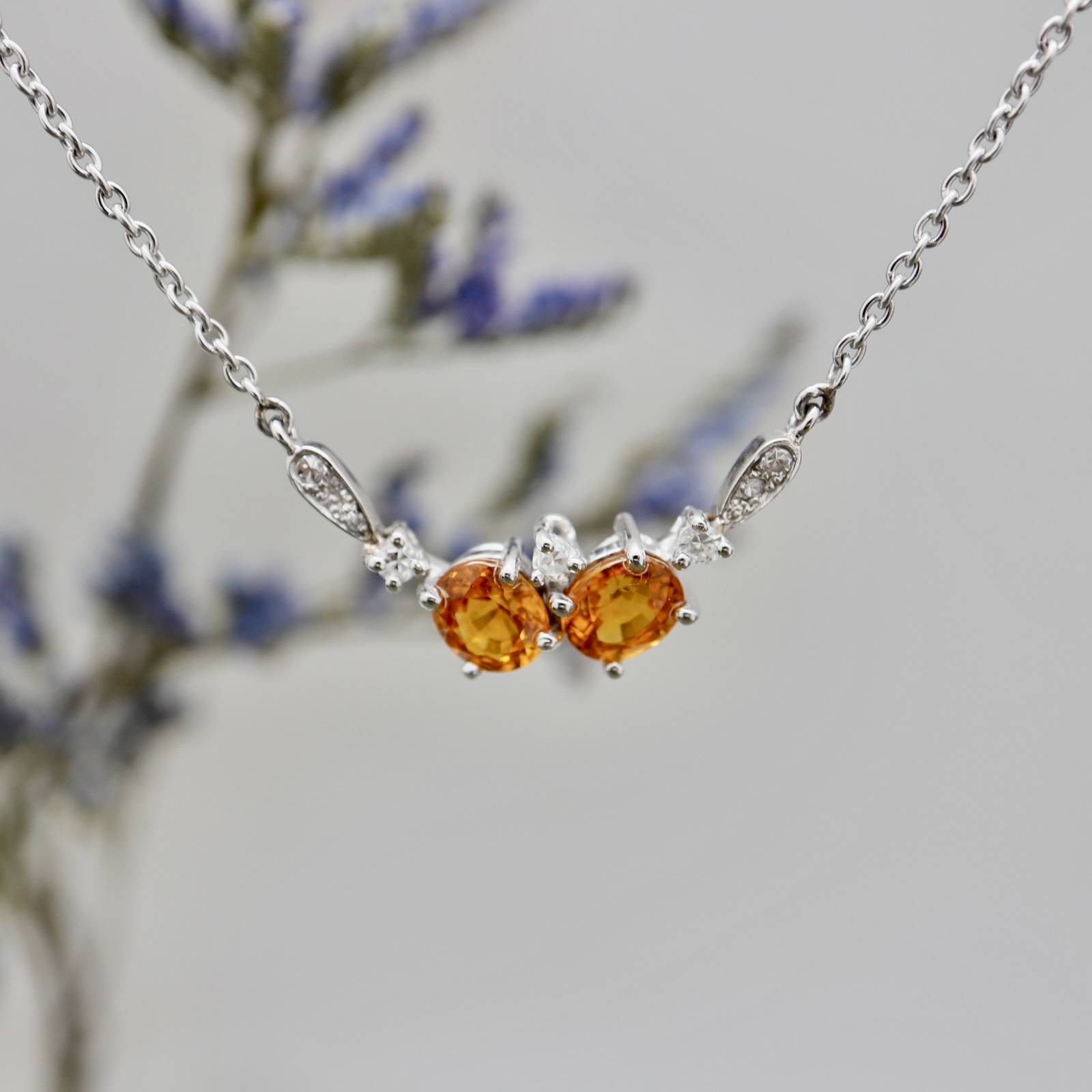 Collier en or blanc saphirs oranges et diamants sur-mesure