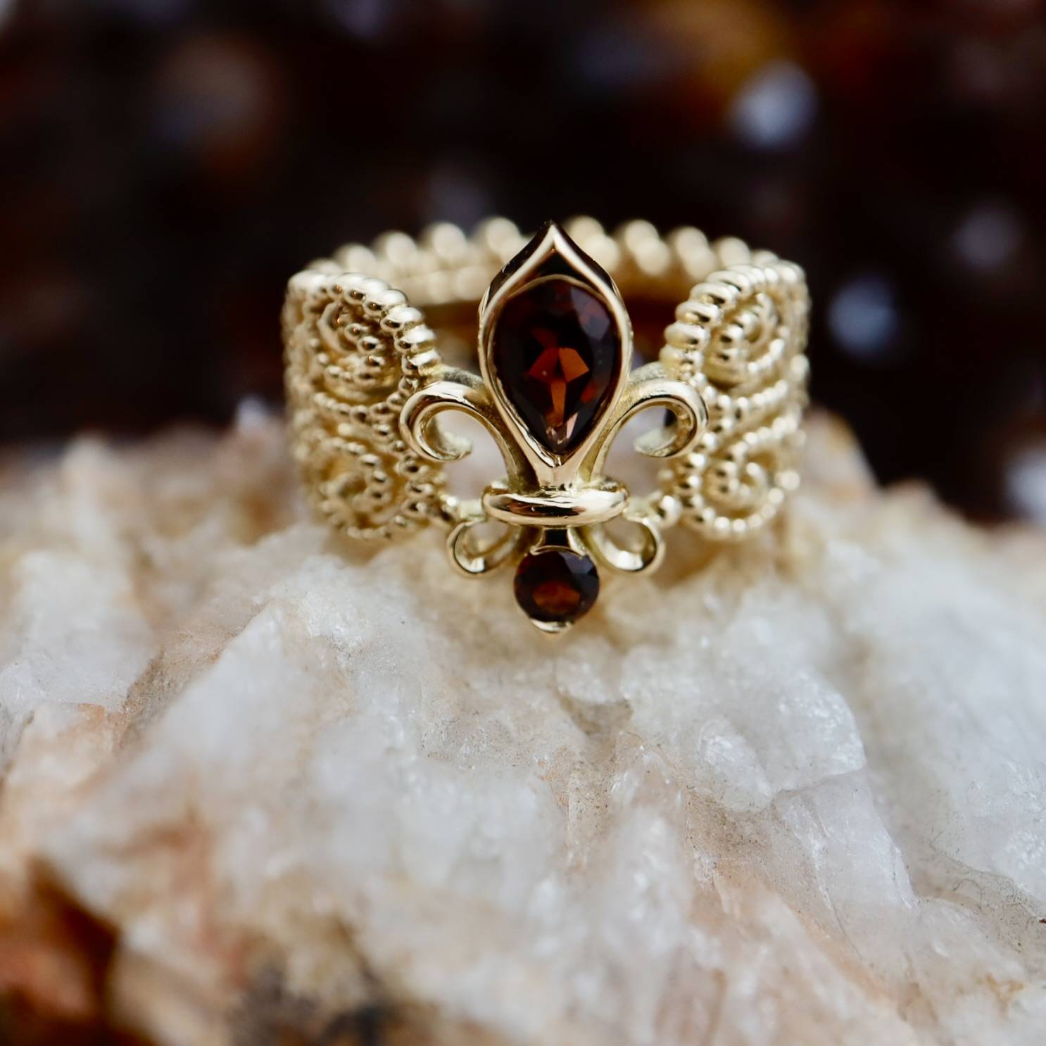 Bague fleur de lys or jaune 750 millièmes grenat