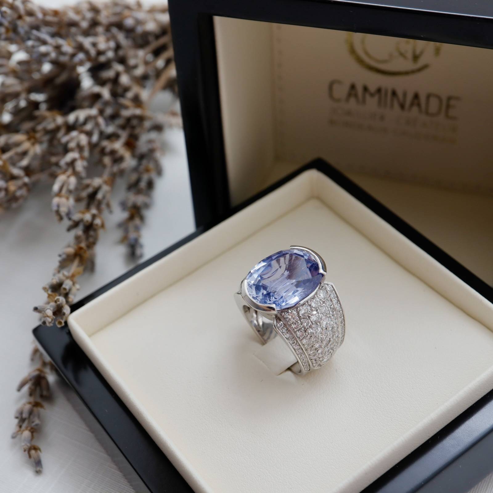 Bague exception or blanc saphir bleu diamants