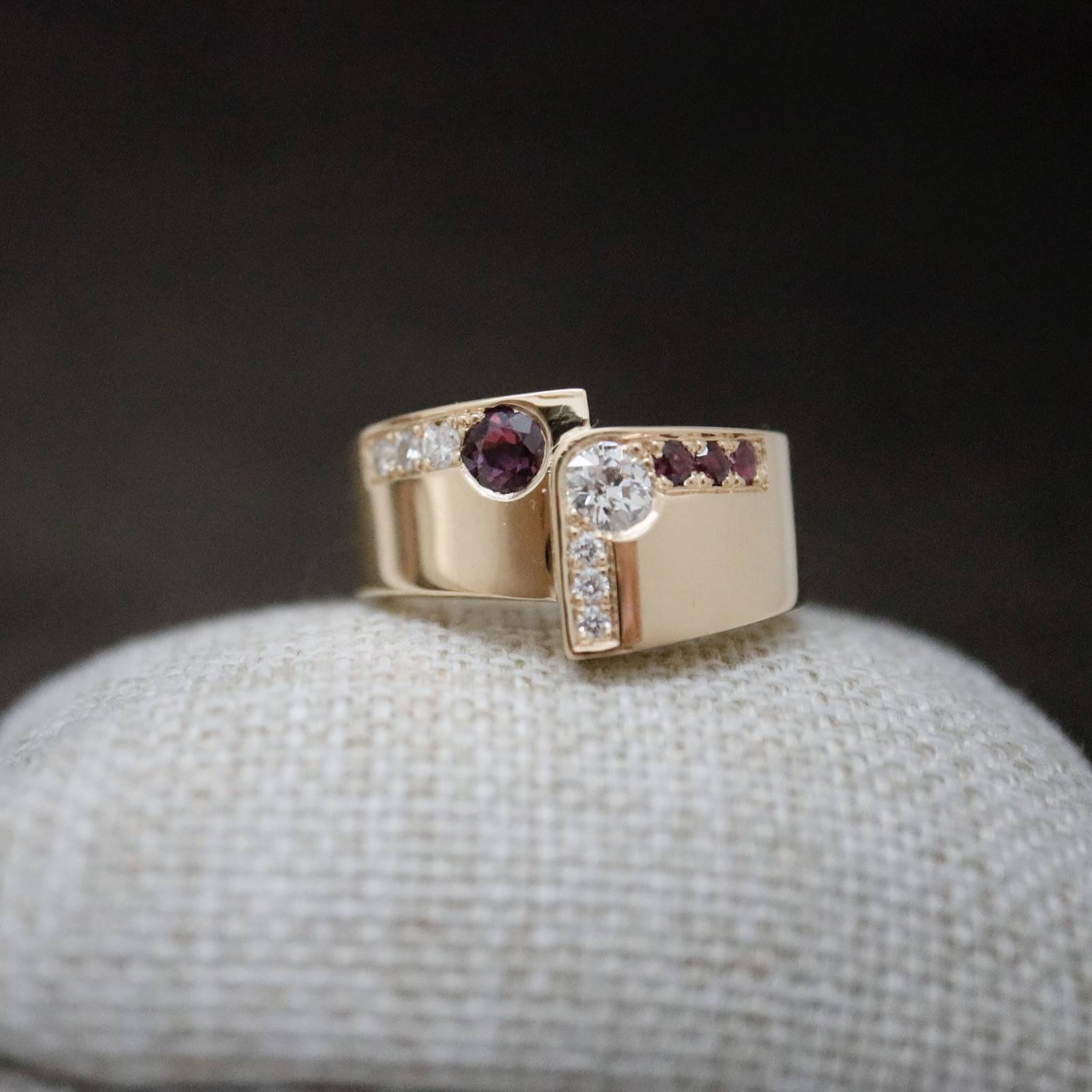 Bague asymétrique or jaune 18 carats rubis et diamants 