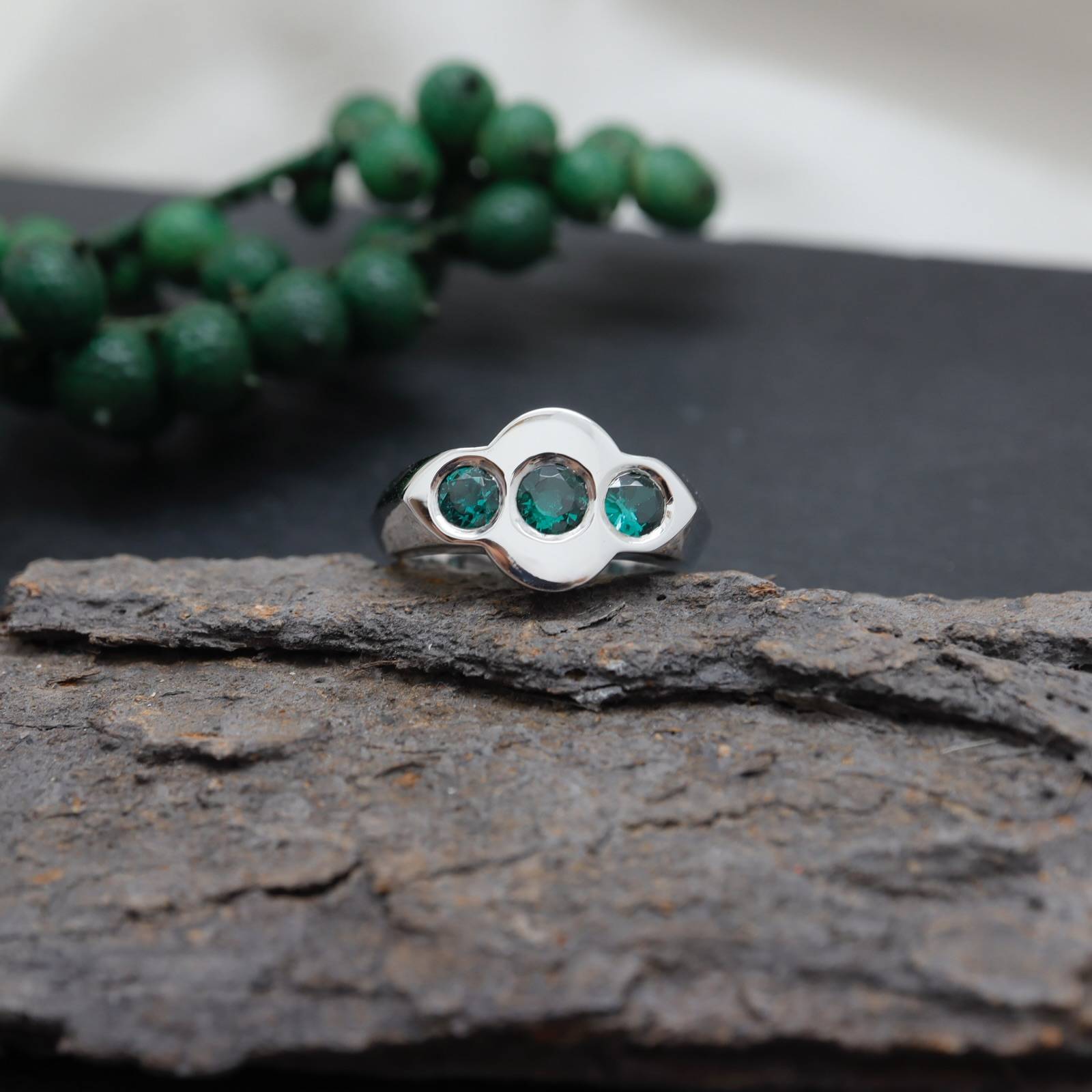 Bague or gris 18 carats 3 émeraudes Joaillerie 