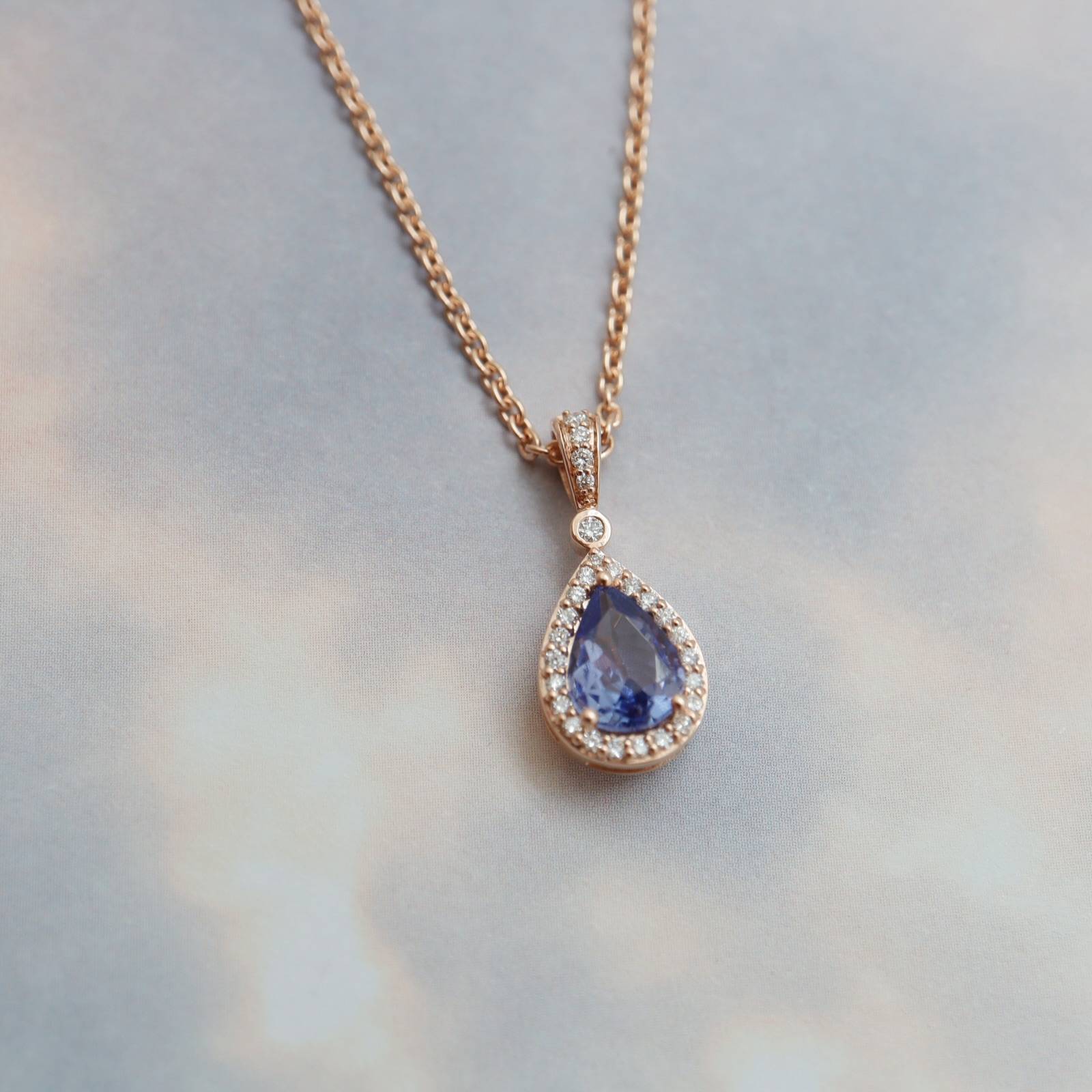 Pendentif goutte or rose tanzanite entourage diamants