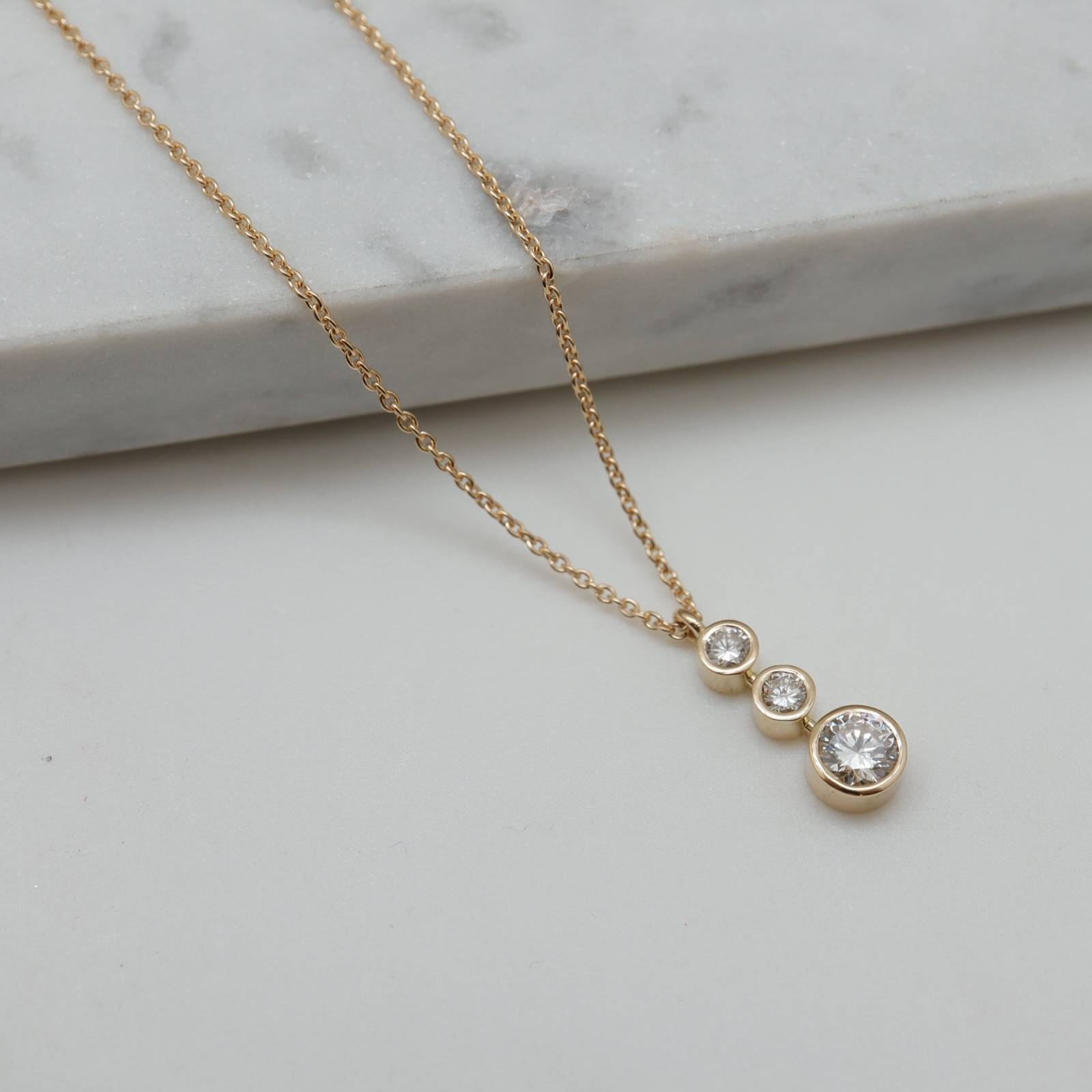 Collier or jaune 3 diamants clos création Bordeaux