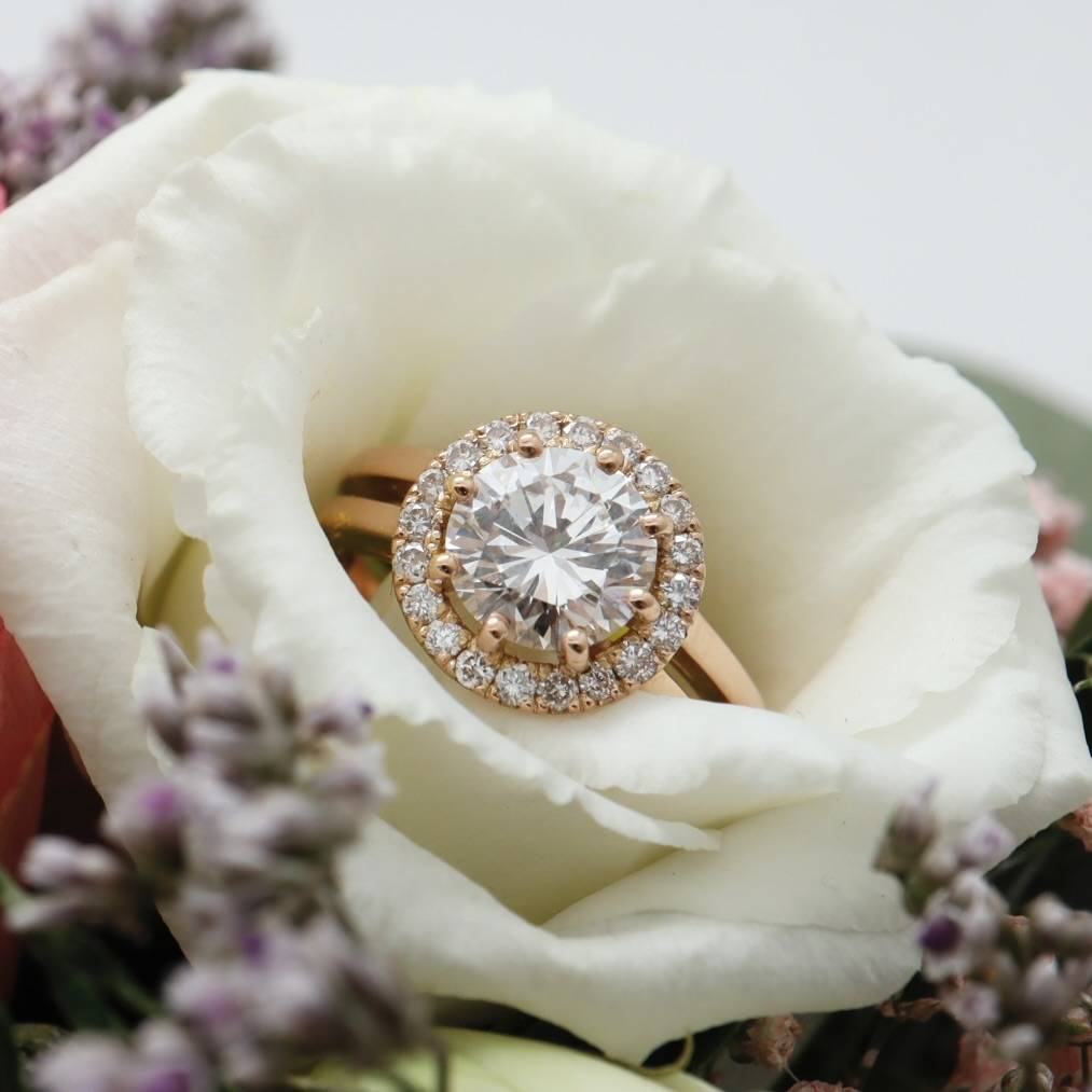 Bague de fiançailles or rose diamants entourage double corps