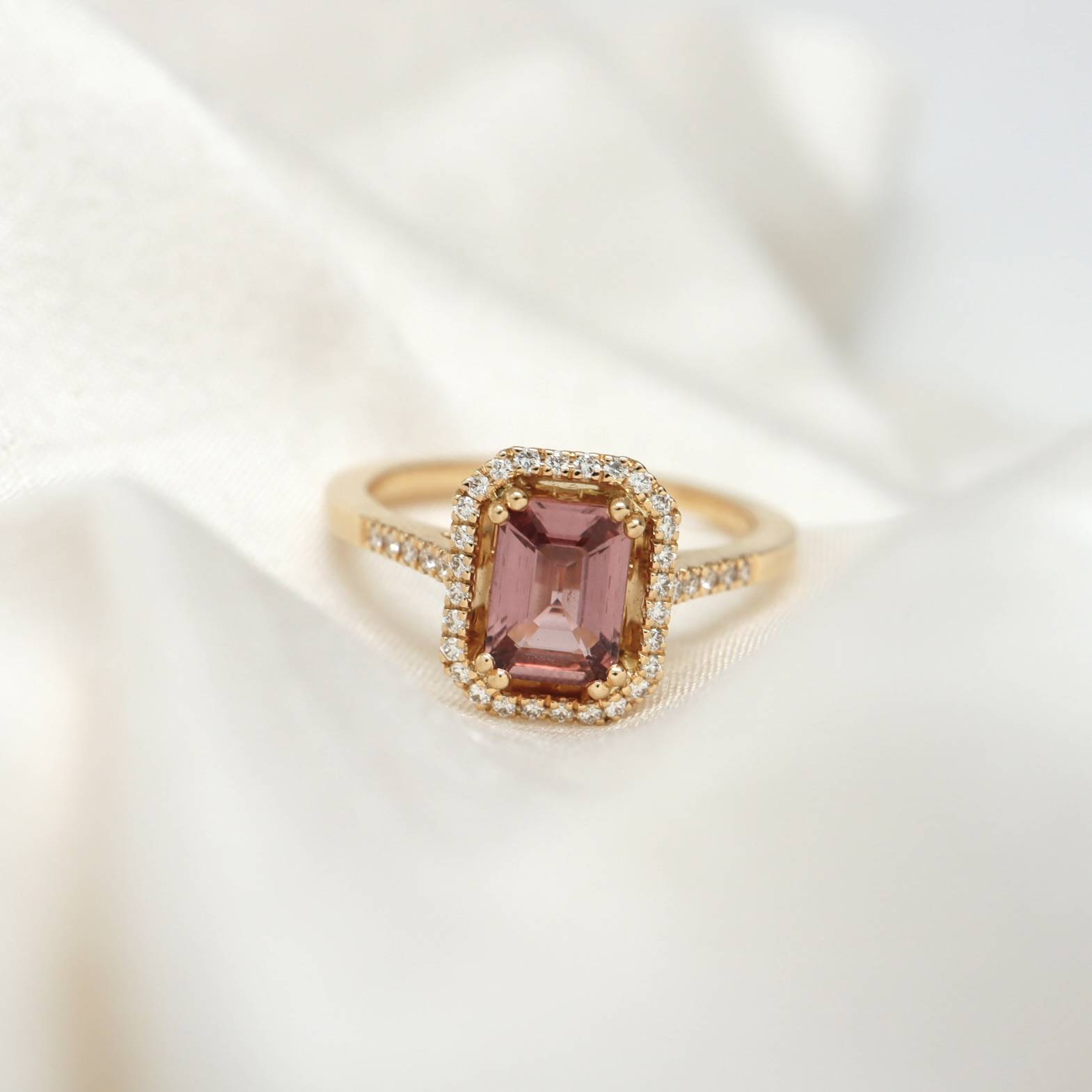 Bague de fiançailles or jaune saphir rose diamants entourage Bordeaux