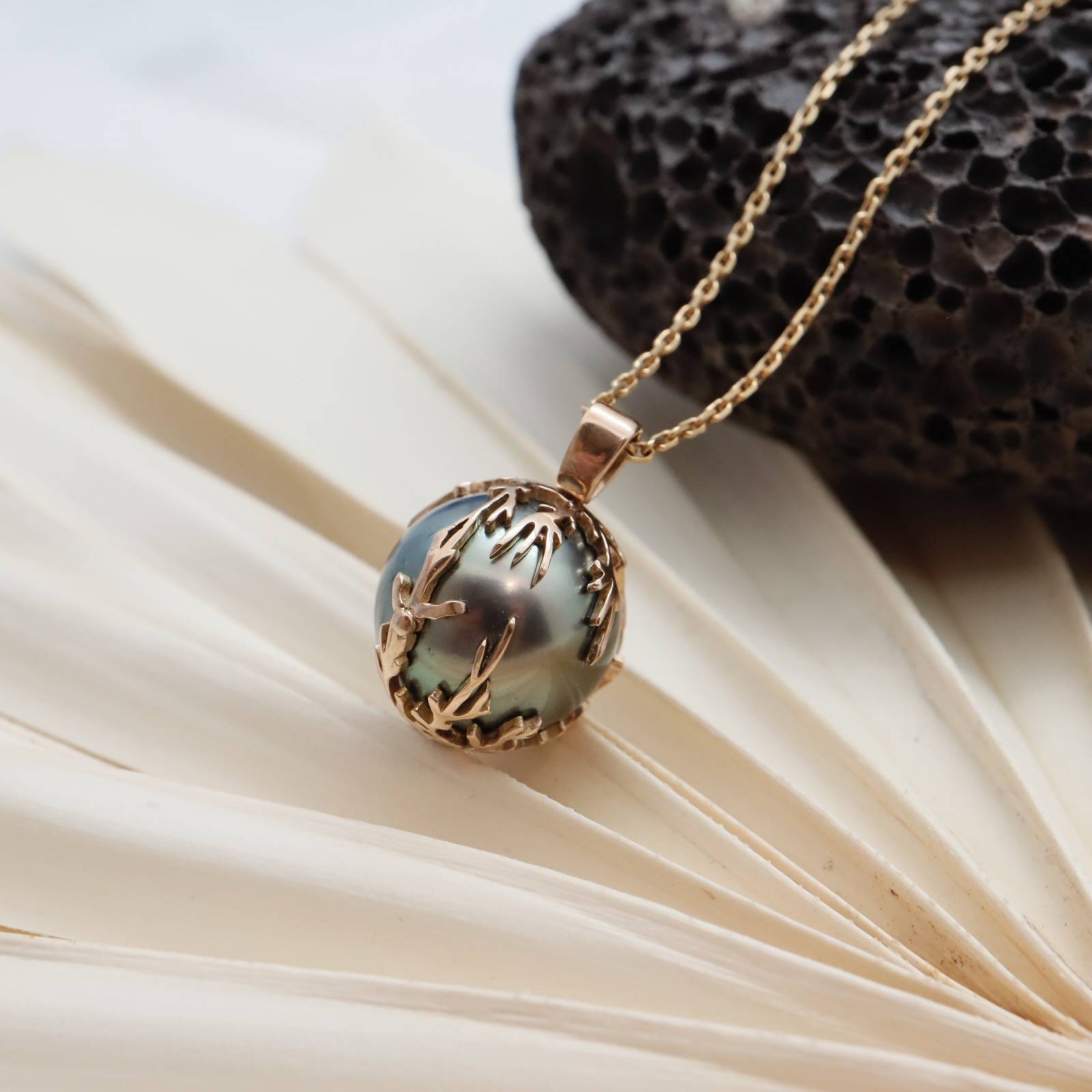 Création pendentif perle de Tahiti corail or rose 18 carats sur-mesure