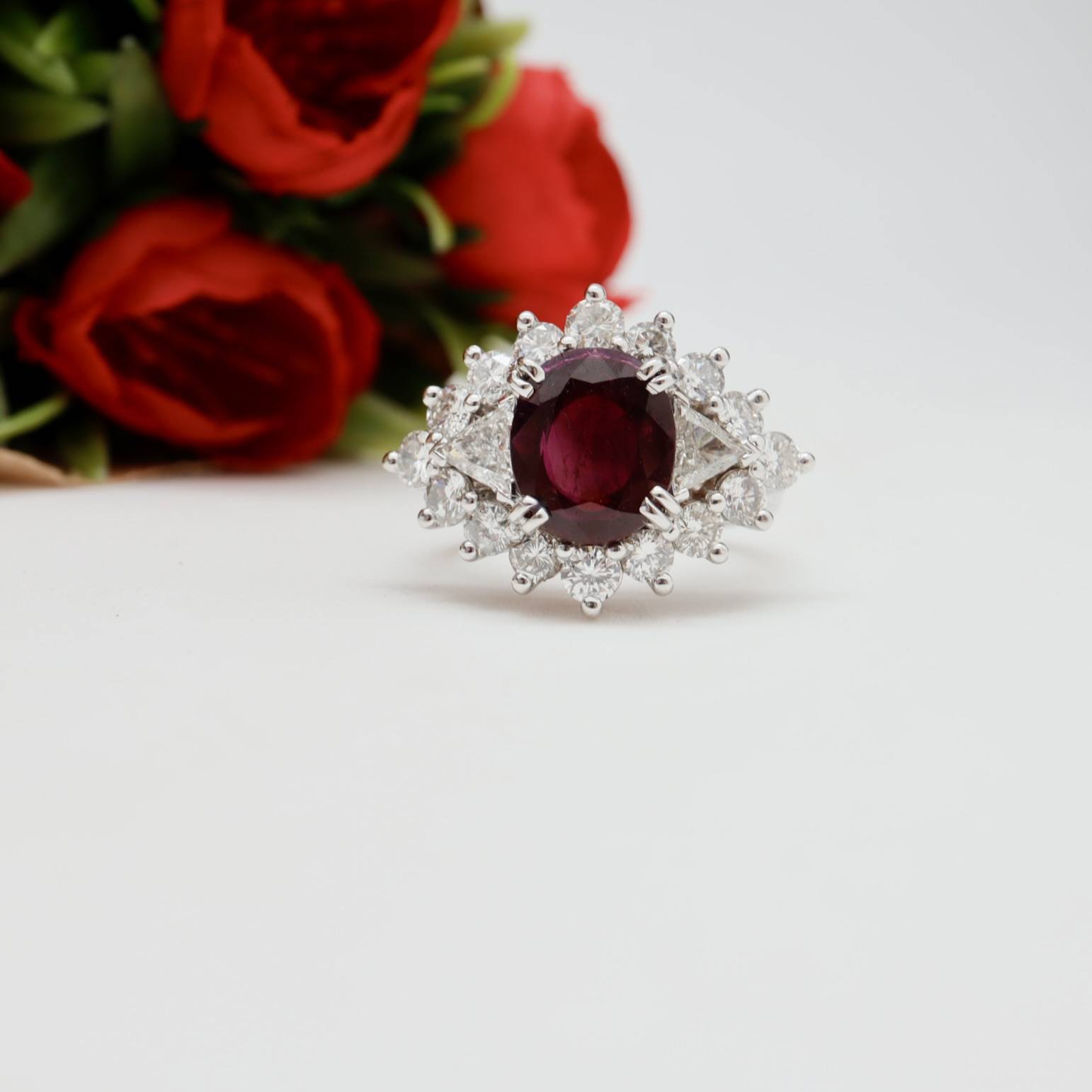 Bague or gris 18 carats rubis entouré diamants