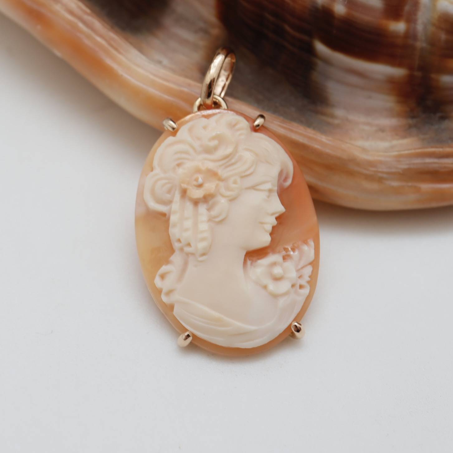 Pendentif camée véritable monture en or jaune 18 carats 