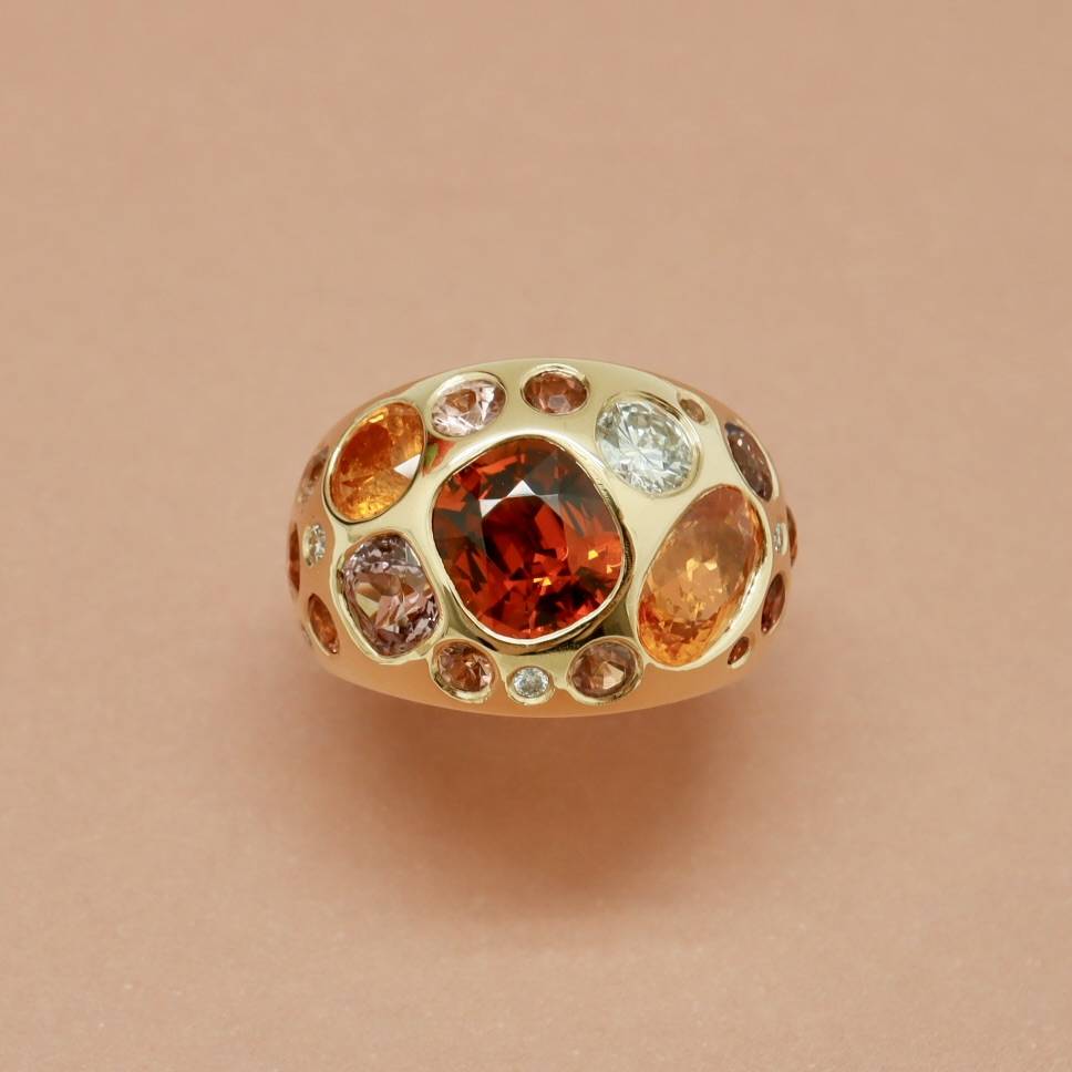 Bague bombée or jaune grenats spinelles diamants Bordeaux