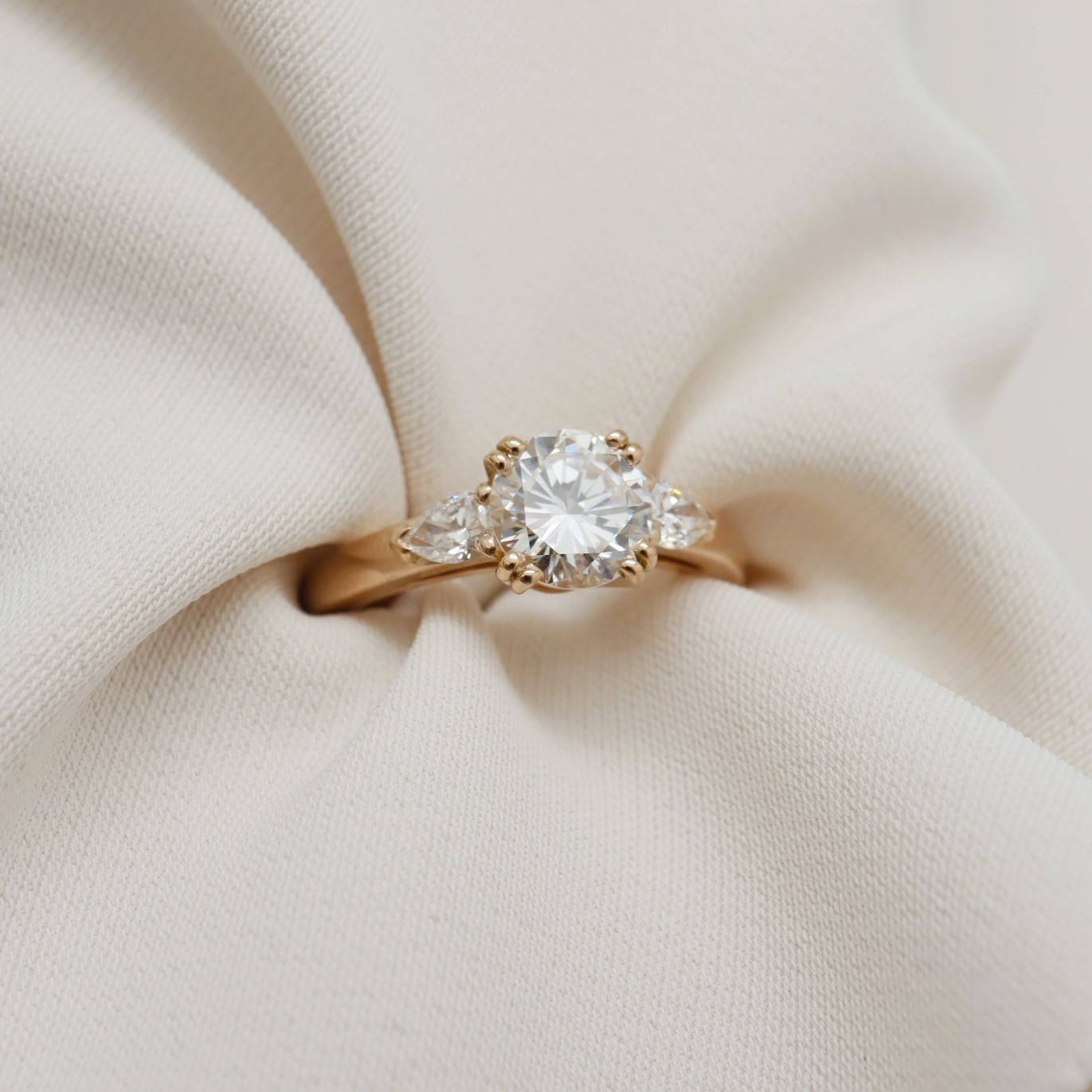 Bague de fiançailles diamant accompagné de 2 diamants poires