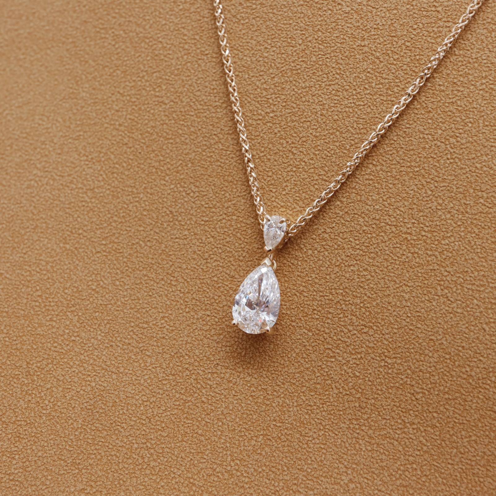 Collier intemporel femme or jaune diamant poire 