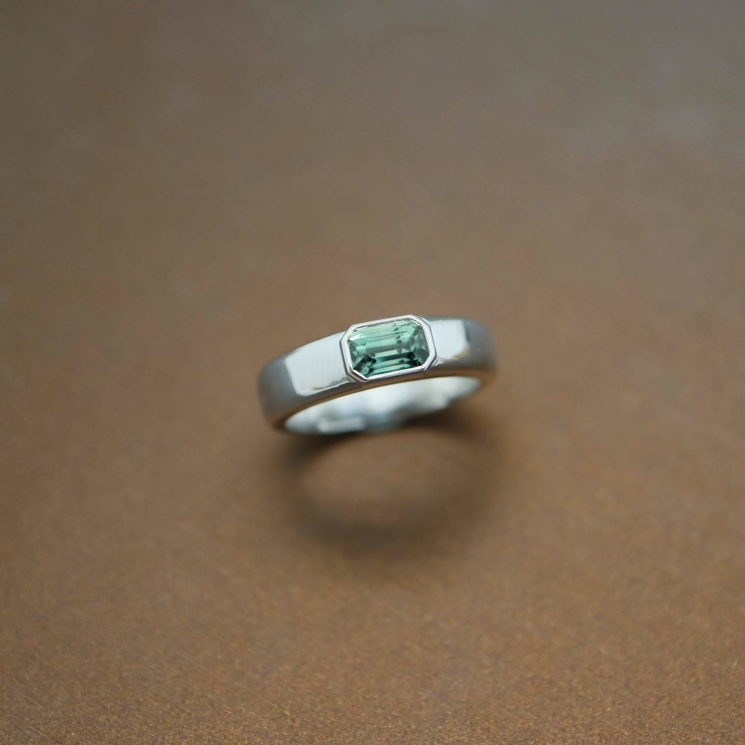 Bague homme or blanc et saphir vert création sur mesure