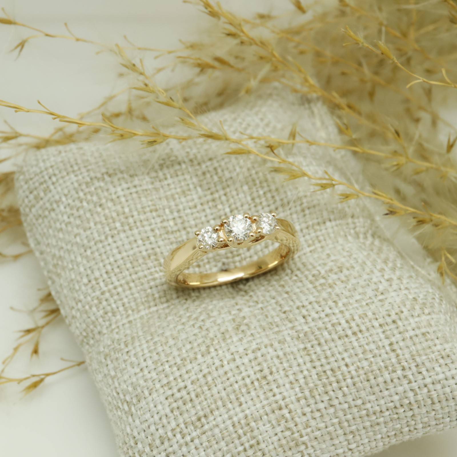 Bague solide or jaune 3 diamants 