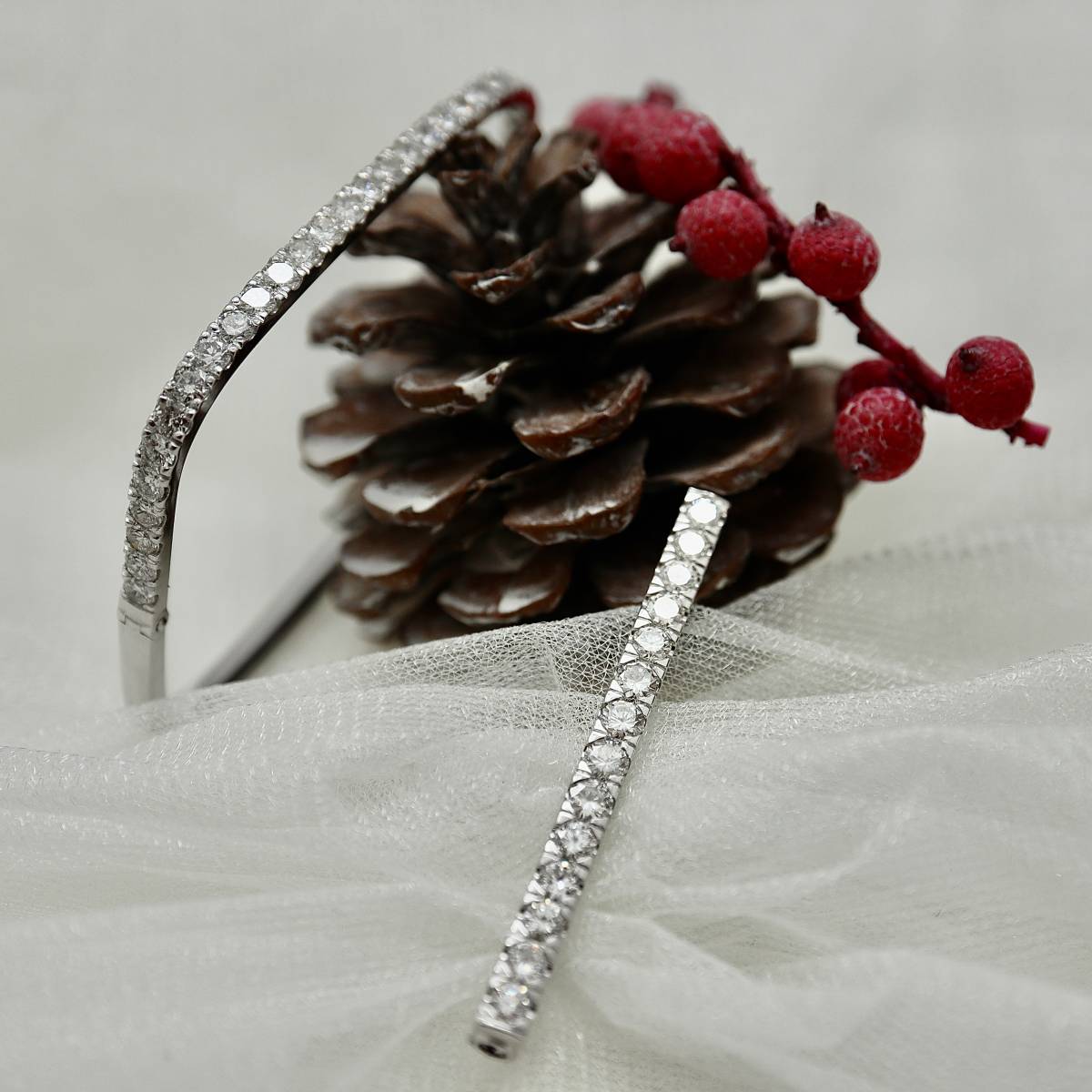 Bracelet et broche en or blanc et diamants