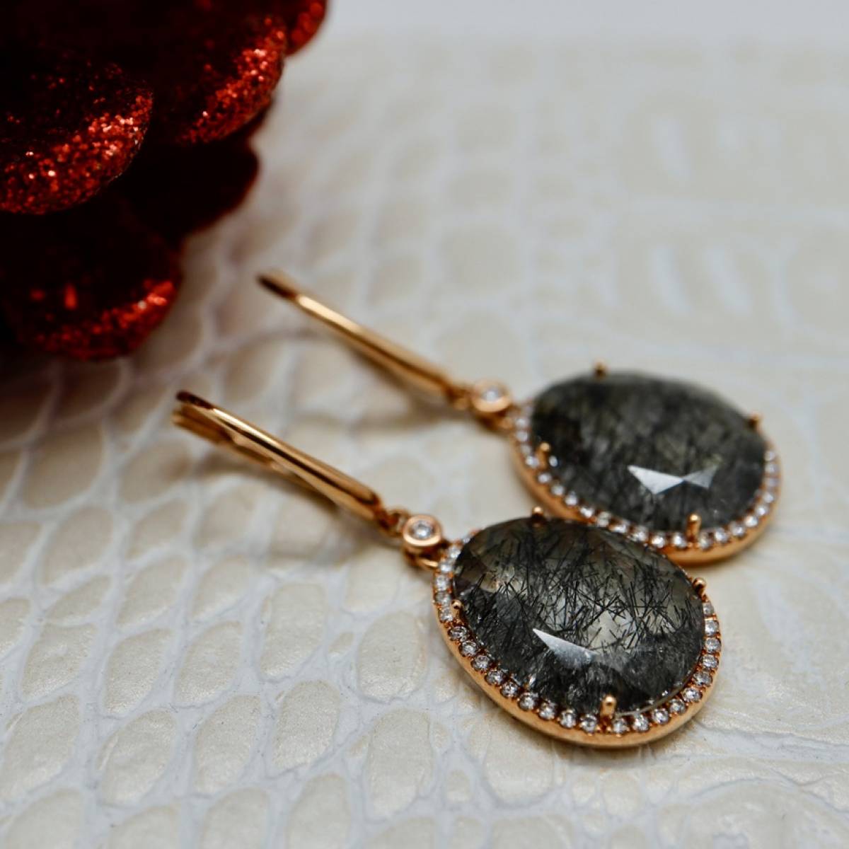 Boucles d'oreille quartz diamants bordeaux