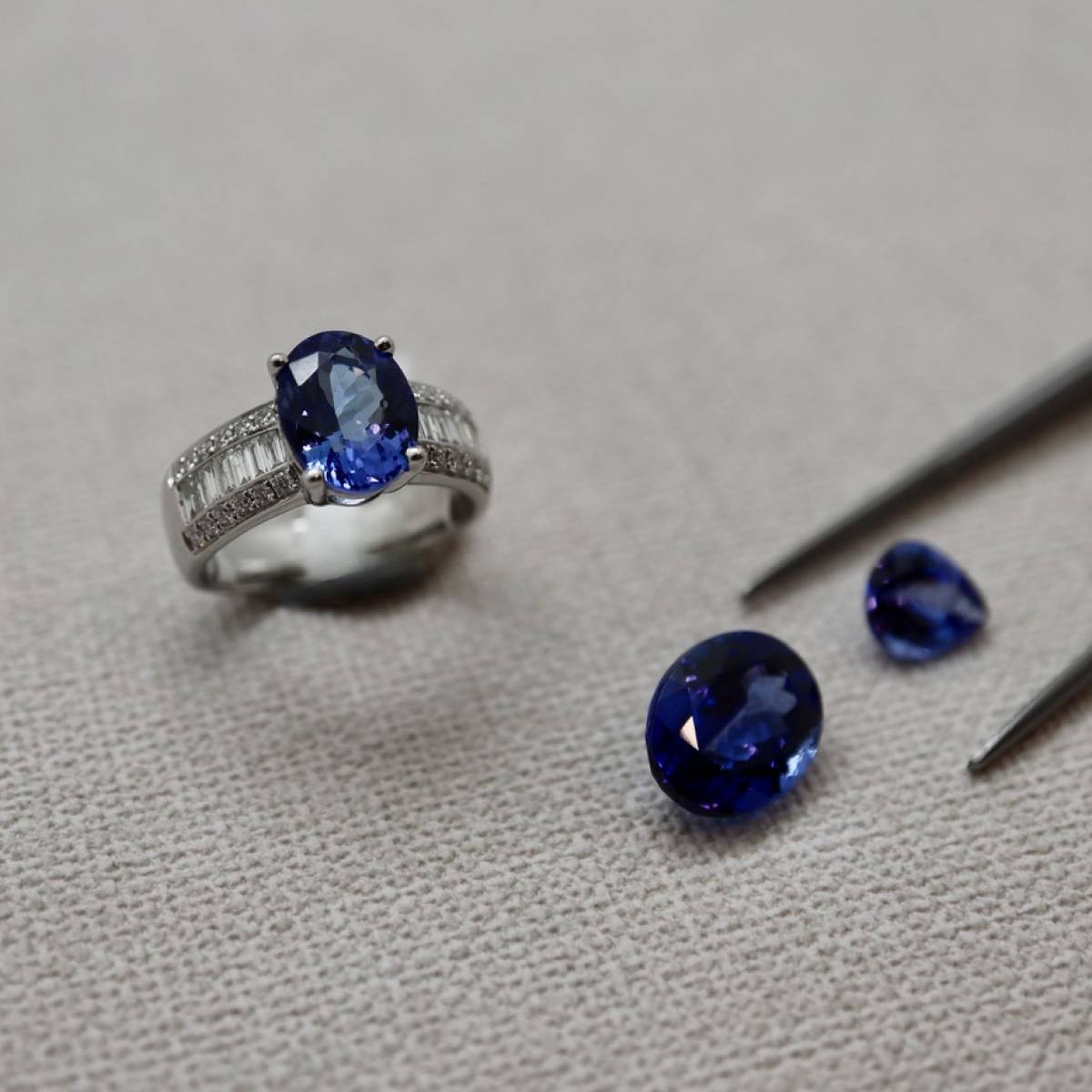 Bague or blanc tanzanite et diamants