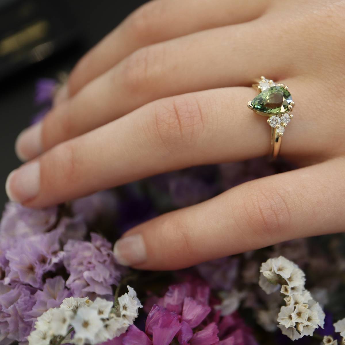 Bague or jaune saphir vert diamants sur-mesure 