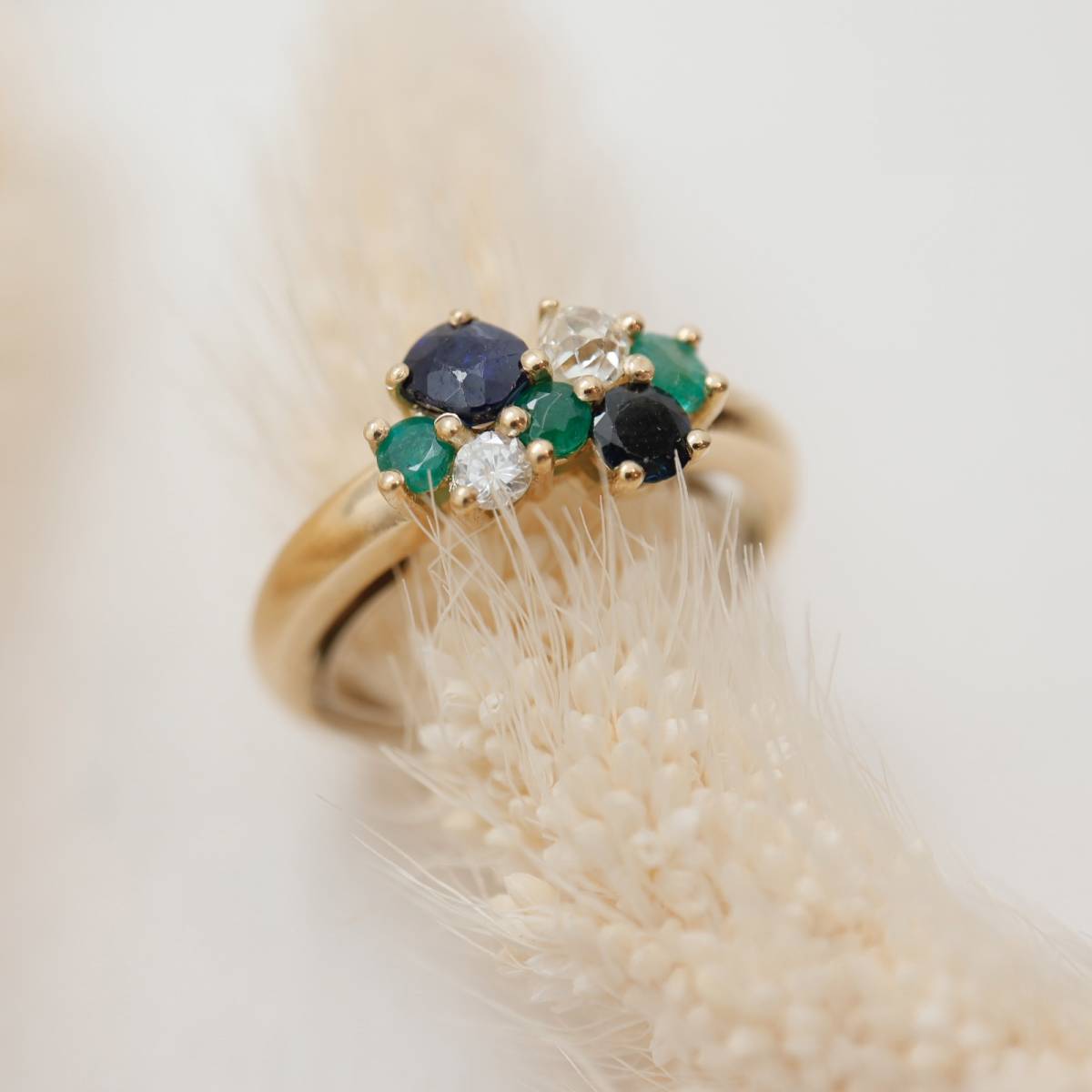 Bague or jaune saphirs émeraude diamants Bordeaux