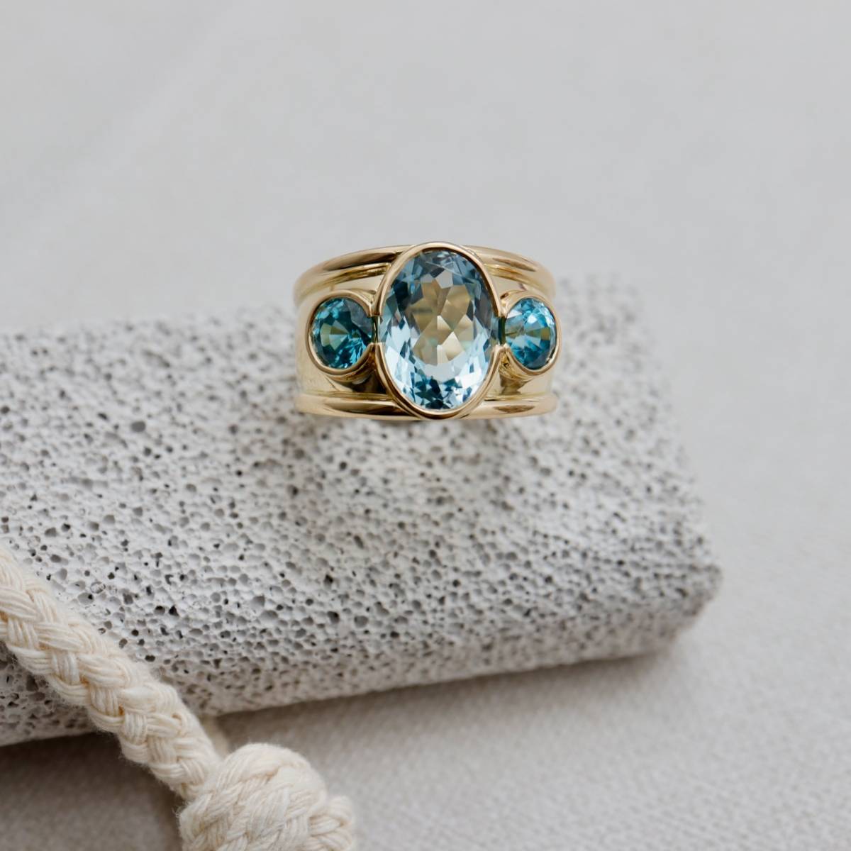 Bague large or jaune aigue-marine zircons bleus Bordeaux