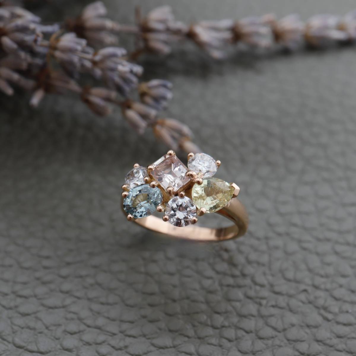 Bague or rose 18 carats topazes, saphir vert et diamants Bordeaux 