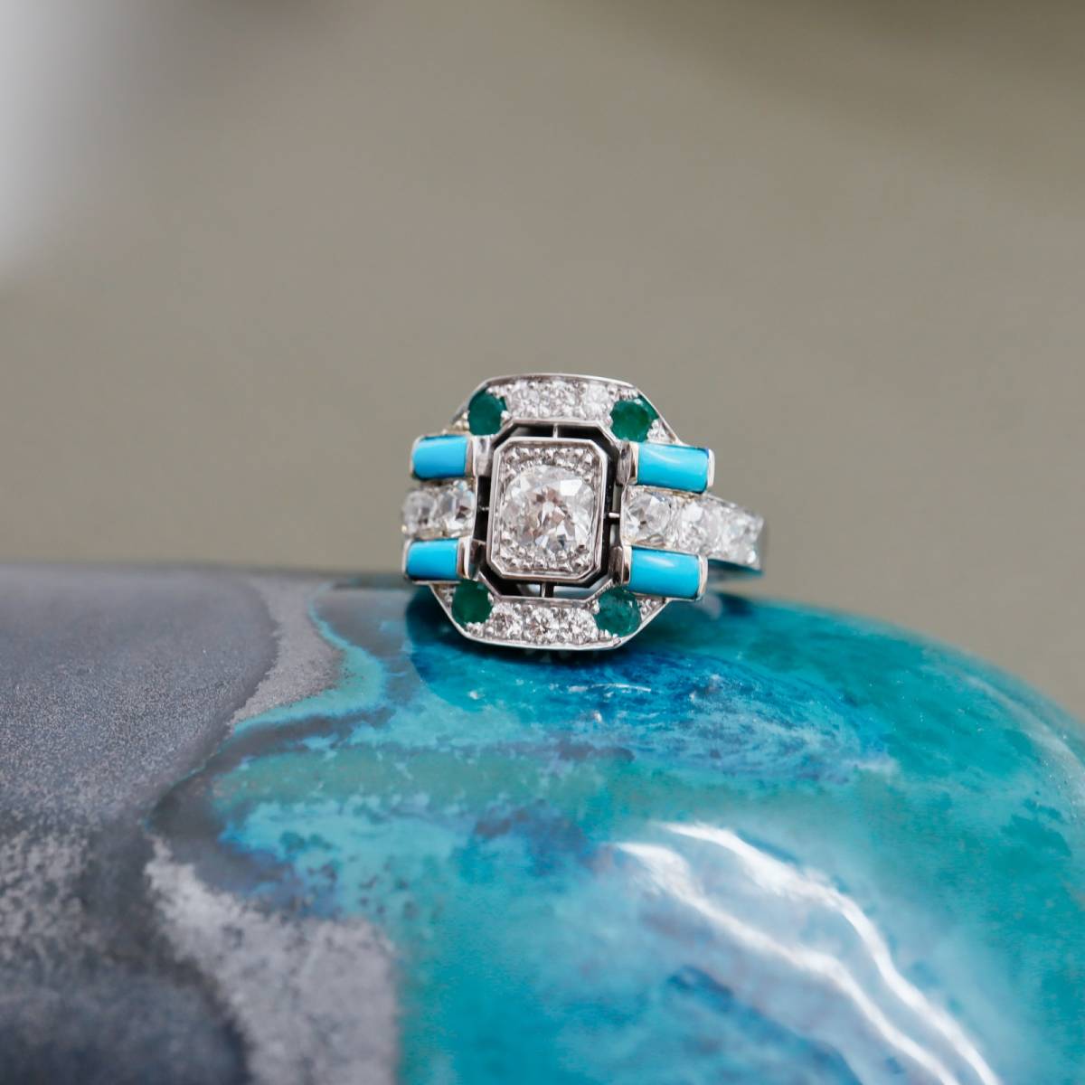 Bague Art Déco or blanc 18 carats diamants émeraudes turquoises Eysines