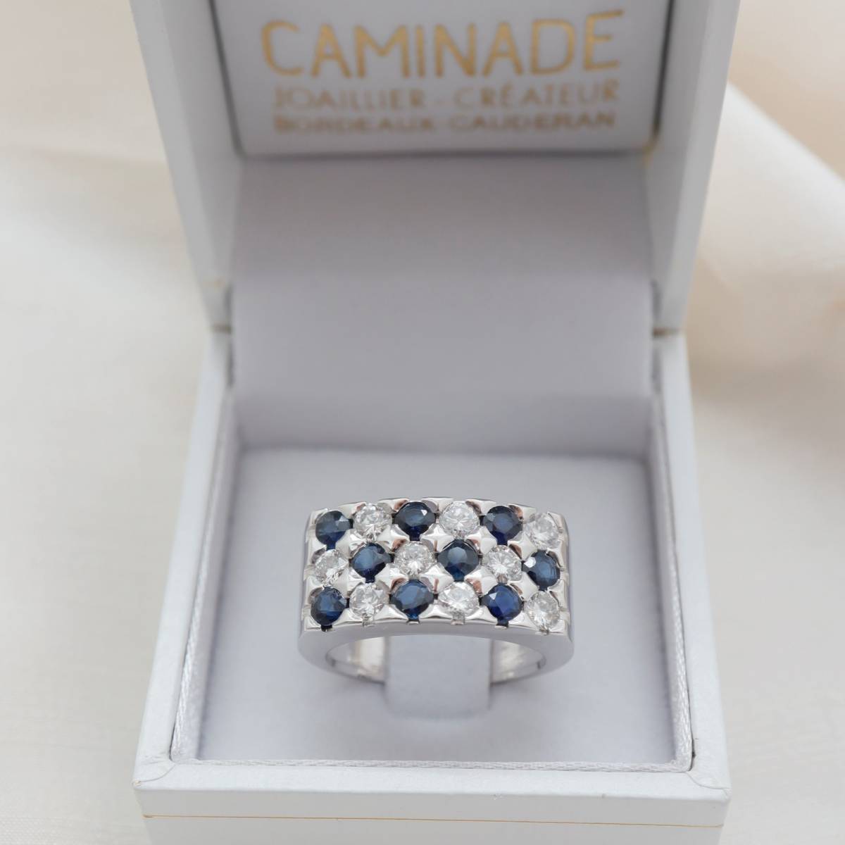Bague damier or blanc 18 carats saphirs et diamants création
