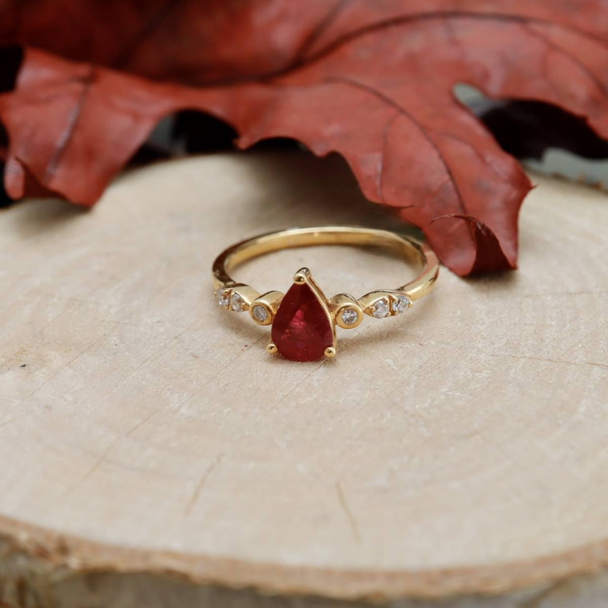 Bague or jaune 18 carats rubis taille poire diamants