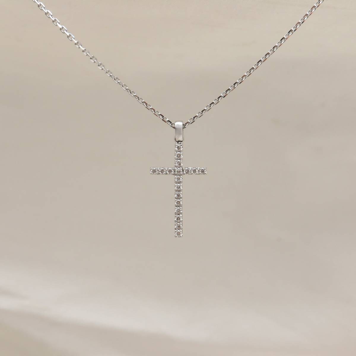 Croix or blanc 18 carats pavée diamants Gironde