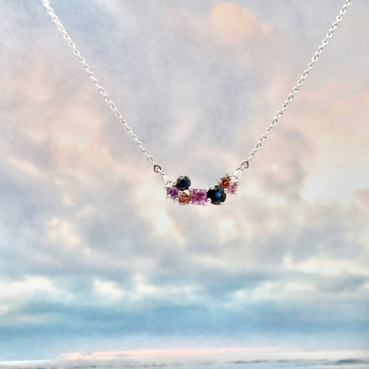 Collier or blanc composition saphirs de couleurs