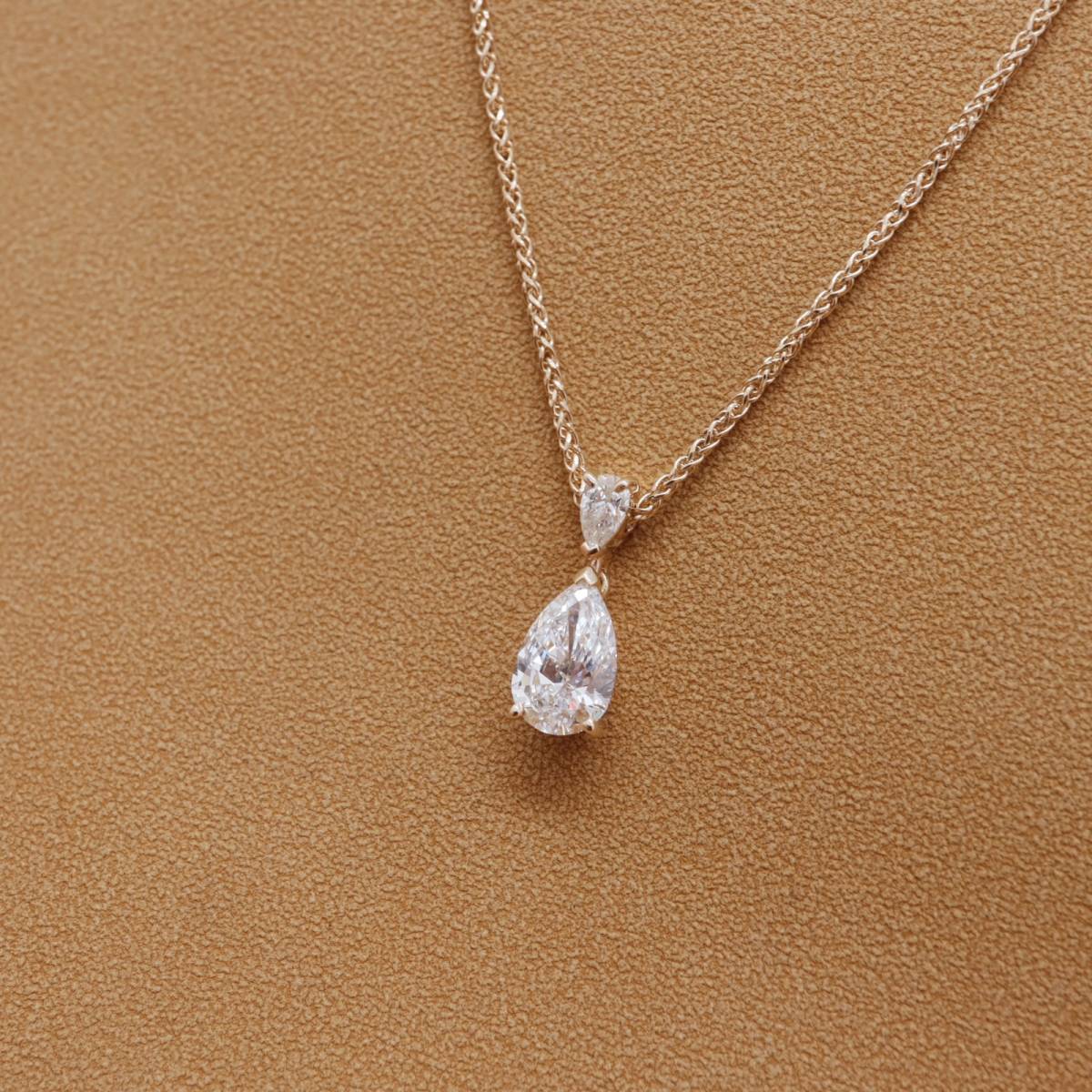 Collier intemporel femme or jaune diamant poire 