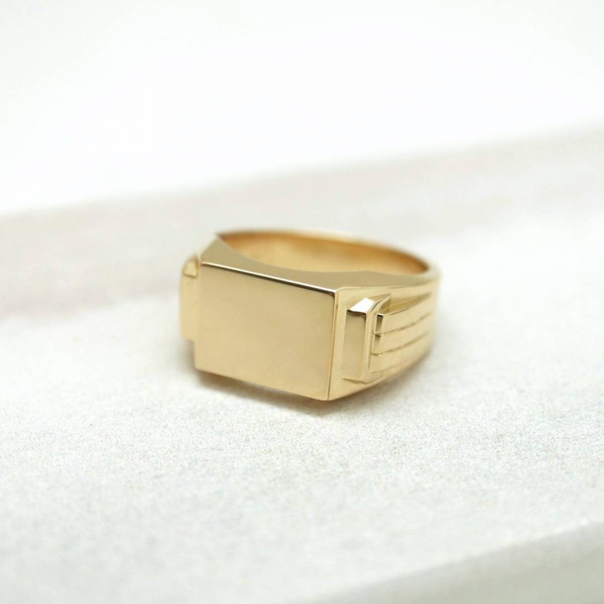 Création unique chevalière or jaune sur mesure à Bordeaux