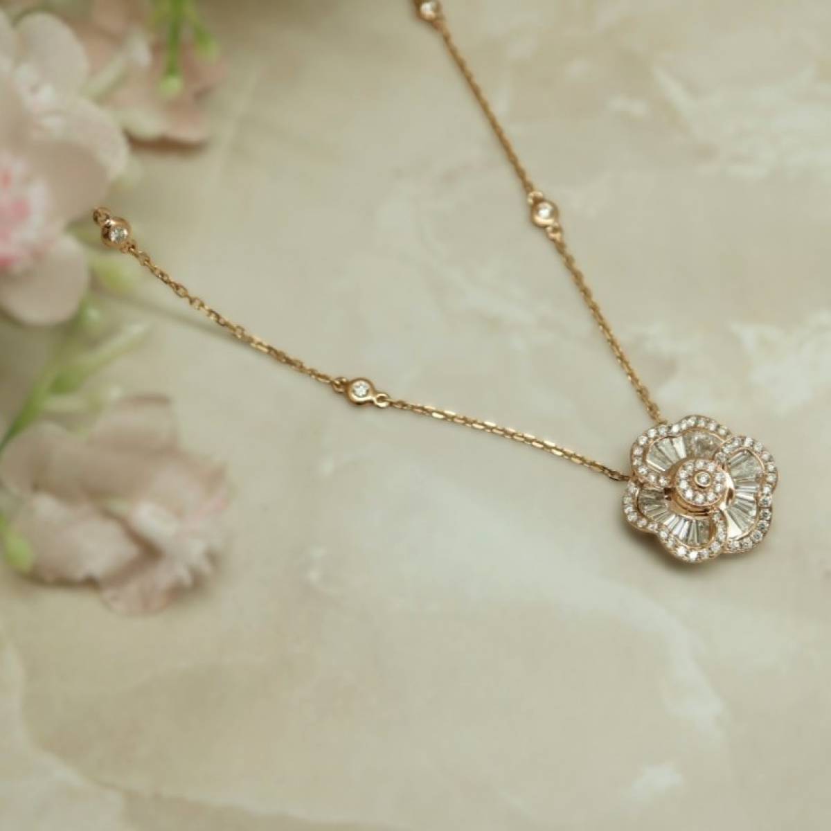 Collier luxe or rose fleur diamants joaillerie 