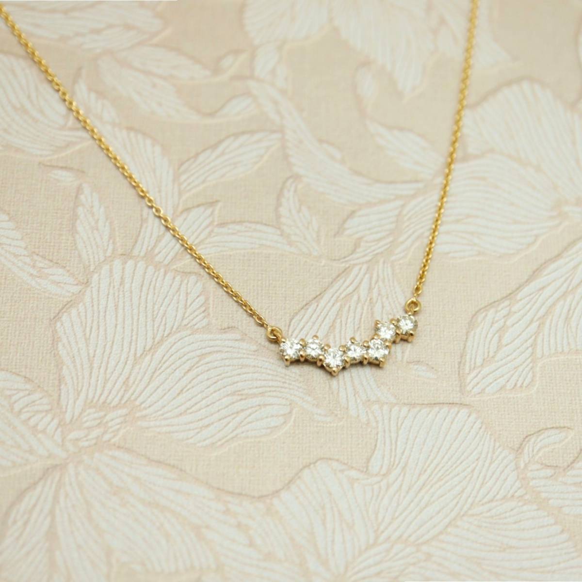 Collier or jaune 7 diamants asymétriques